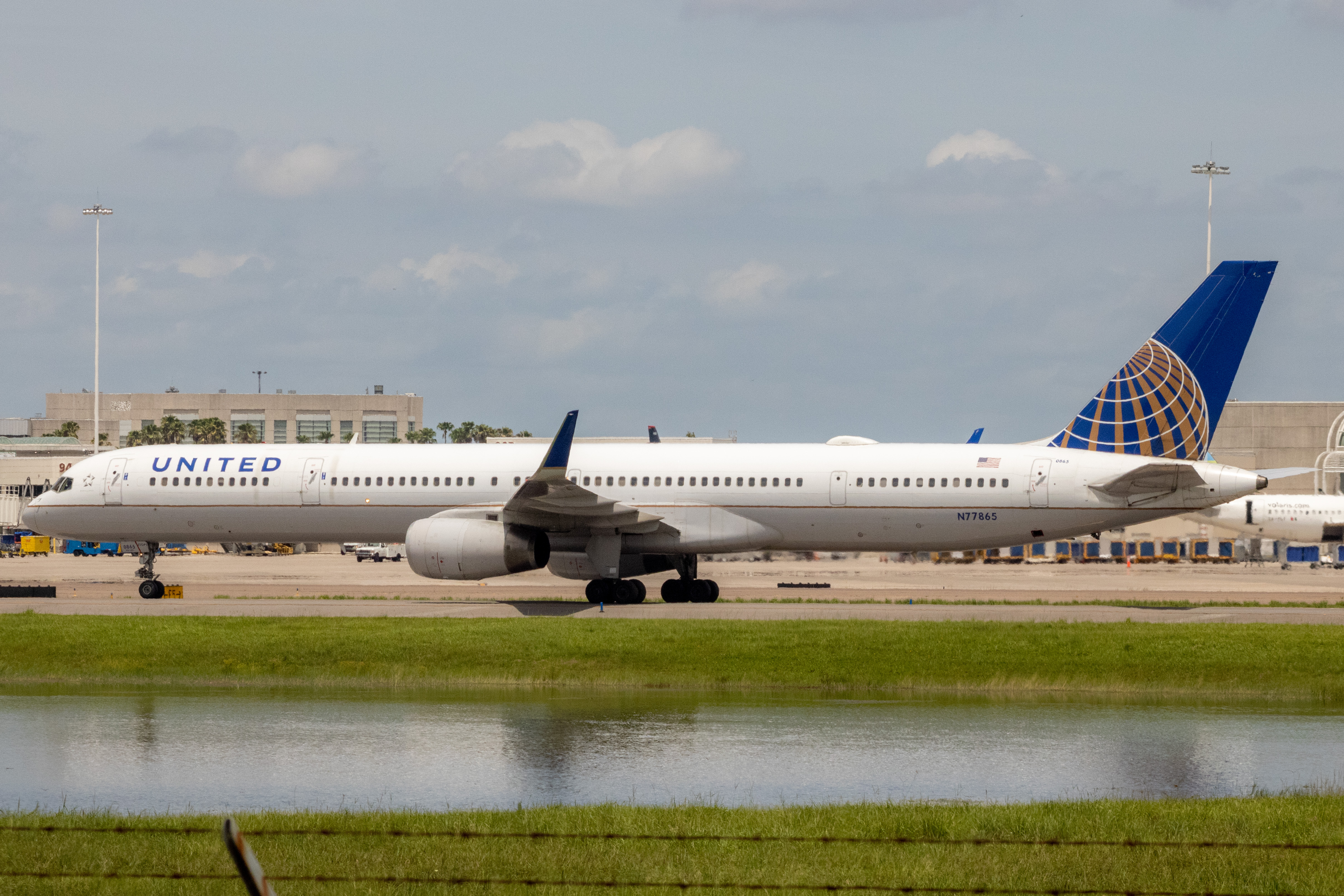 Full size: United Airlines Boeing 757-300 N77865 at Orlando International Airport
