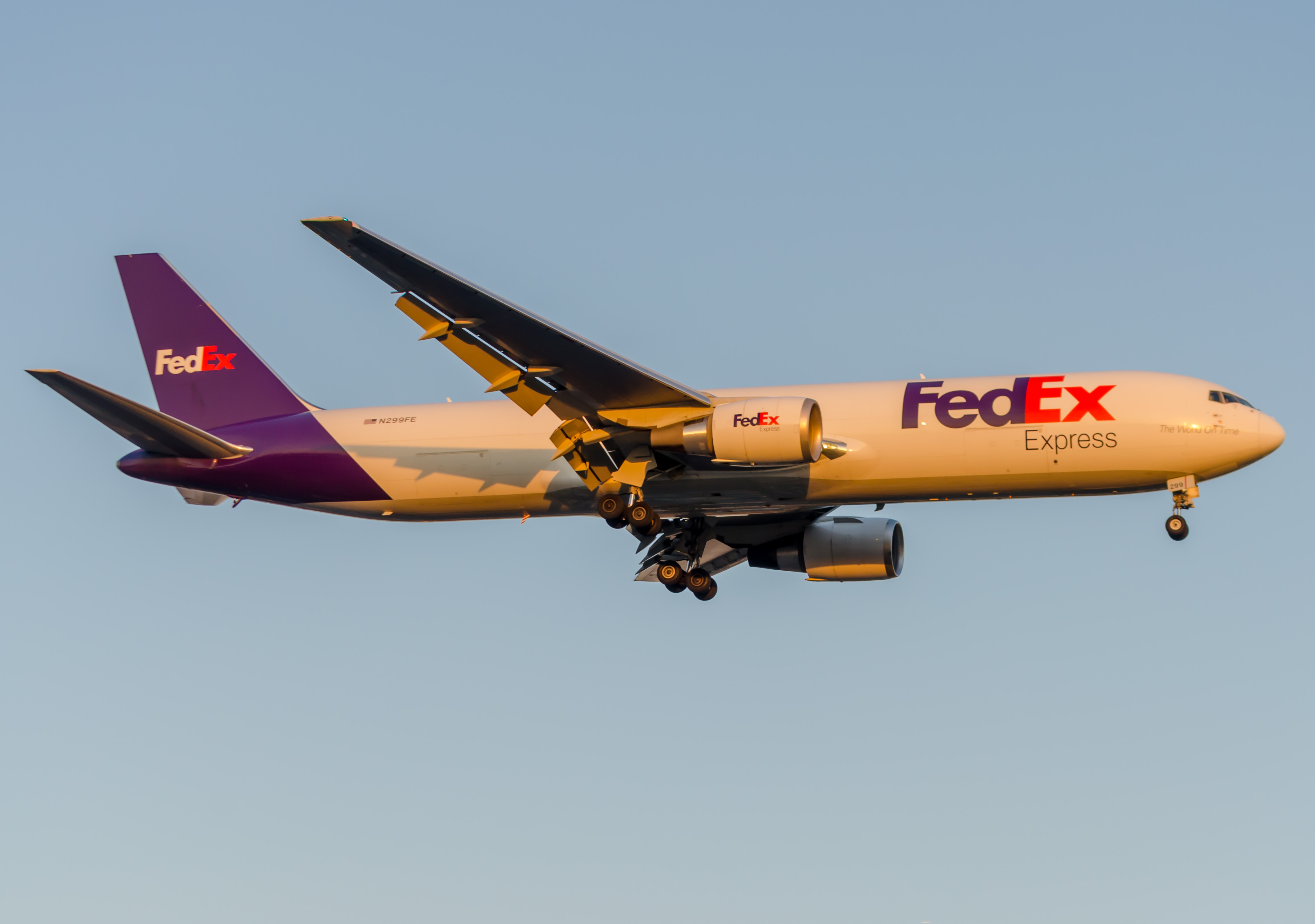 Full size: FedEx Boeing 767-300 N299FE at Newark Liberty International Airport