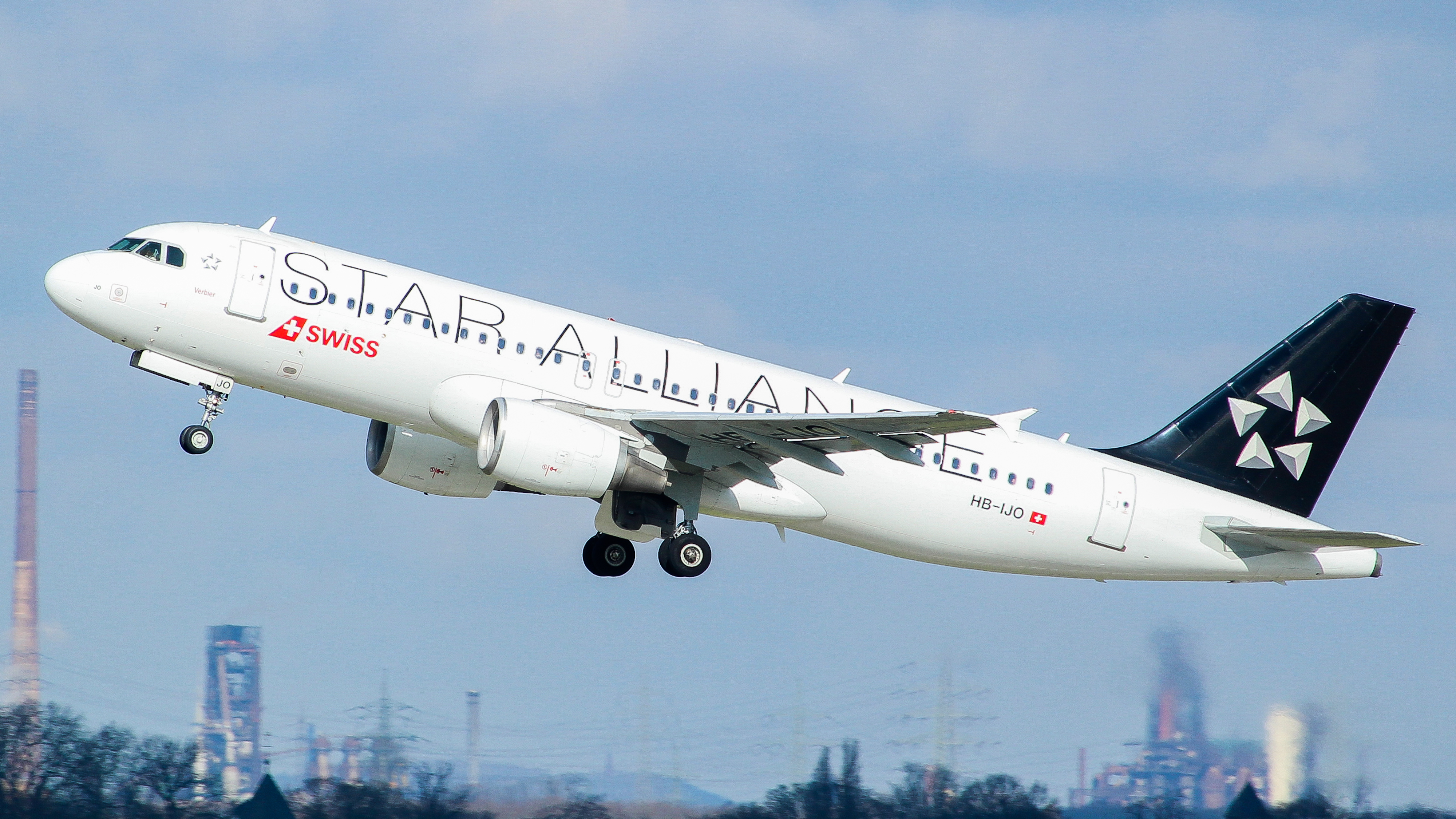 Full size: Austrian Airlines Airbus A320-200 HB-IJO at Dusseldorf International Airport