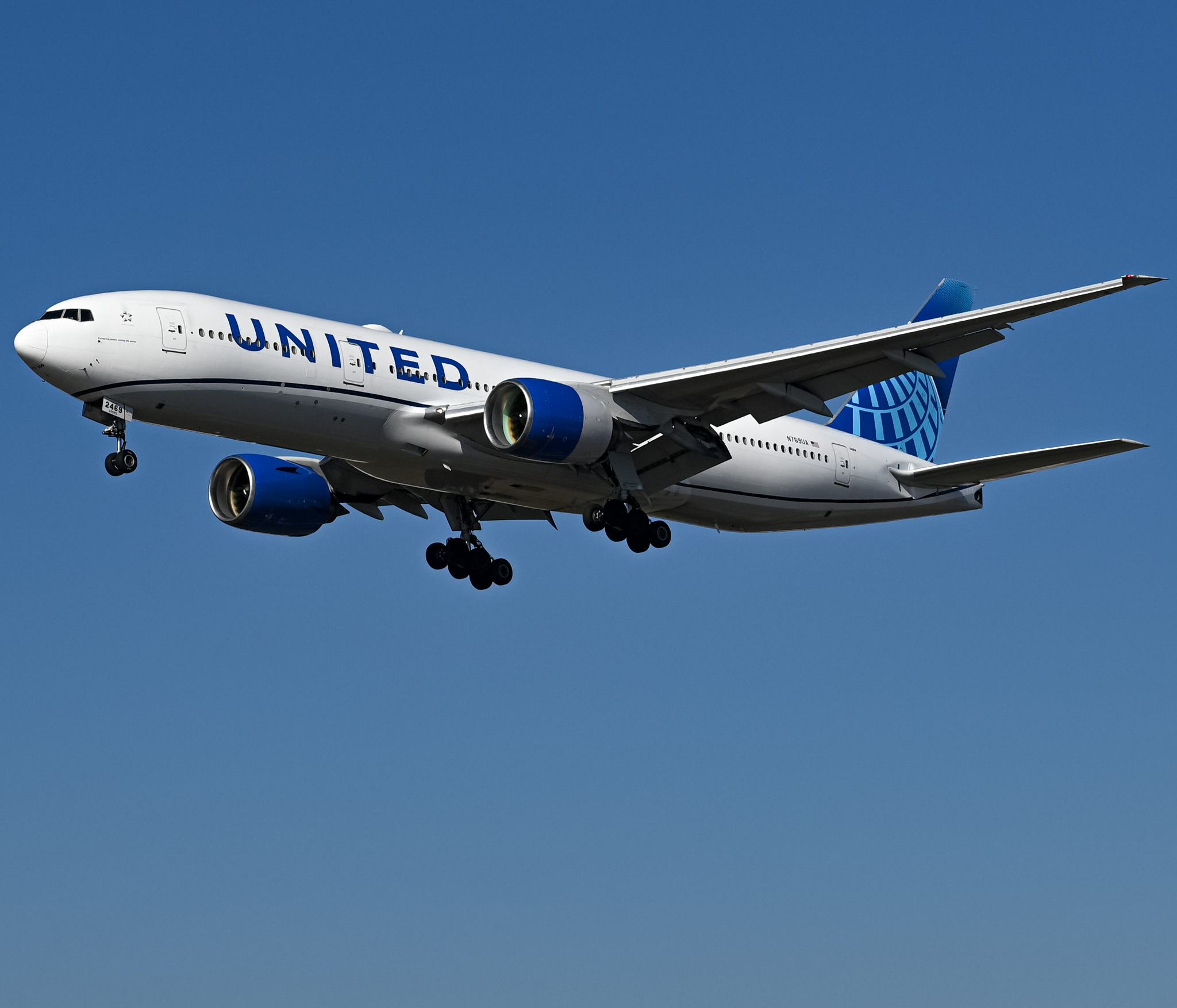 Full size: United Airlines Boeing 777-200 N769UA at Los Angeles International Airport