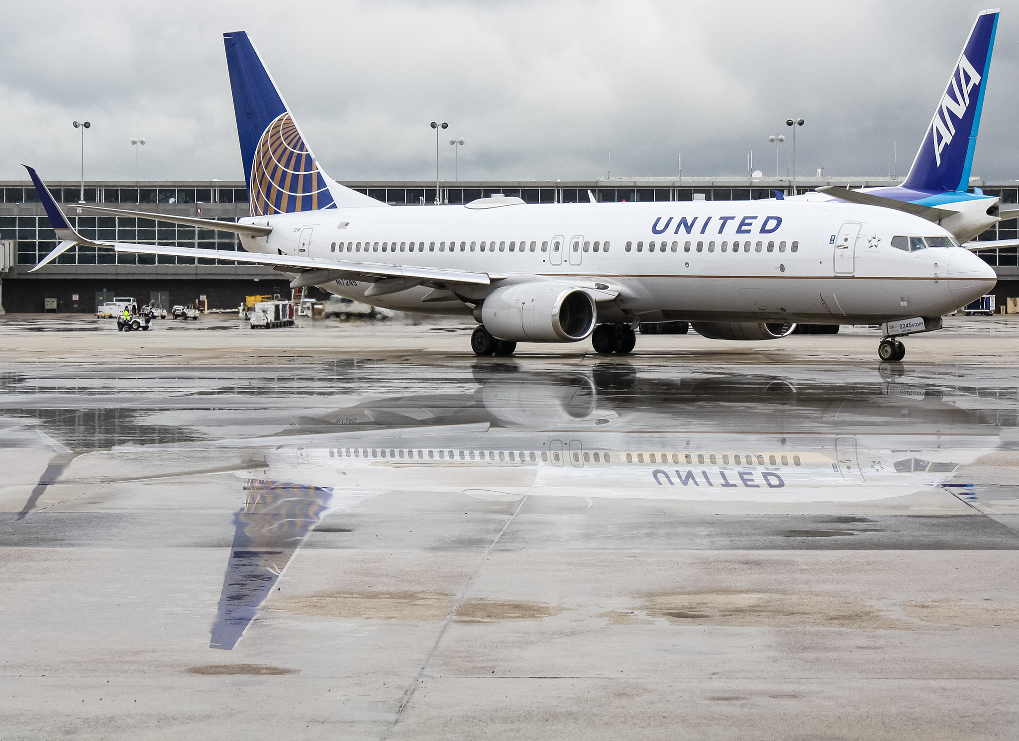 Full size: United Airlines Boeing 737-800 N17245 at Washington Dulles International Airport