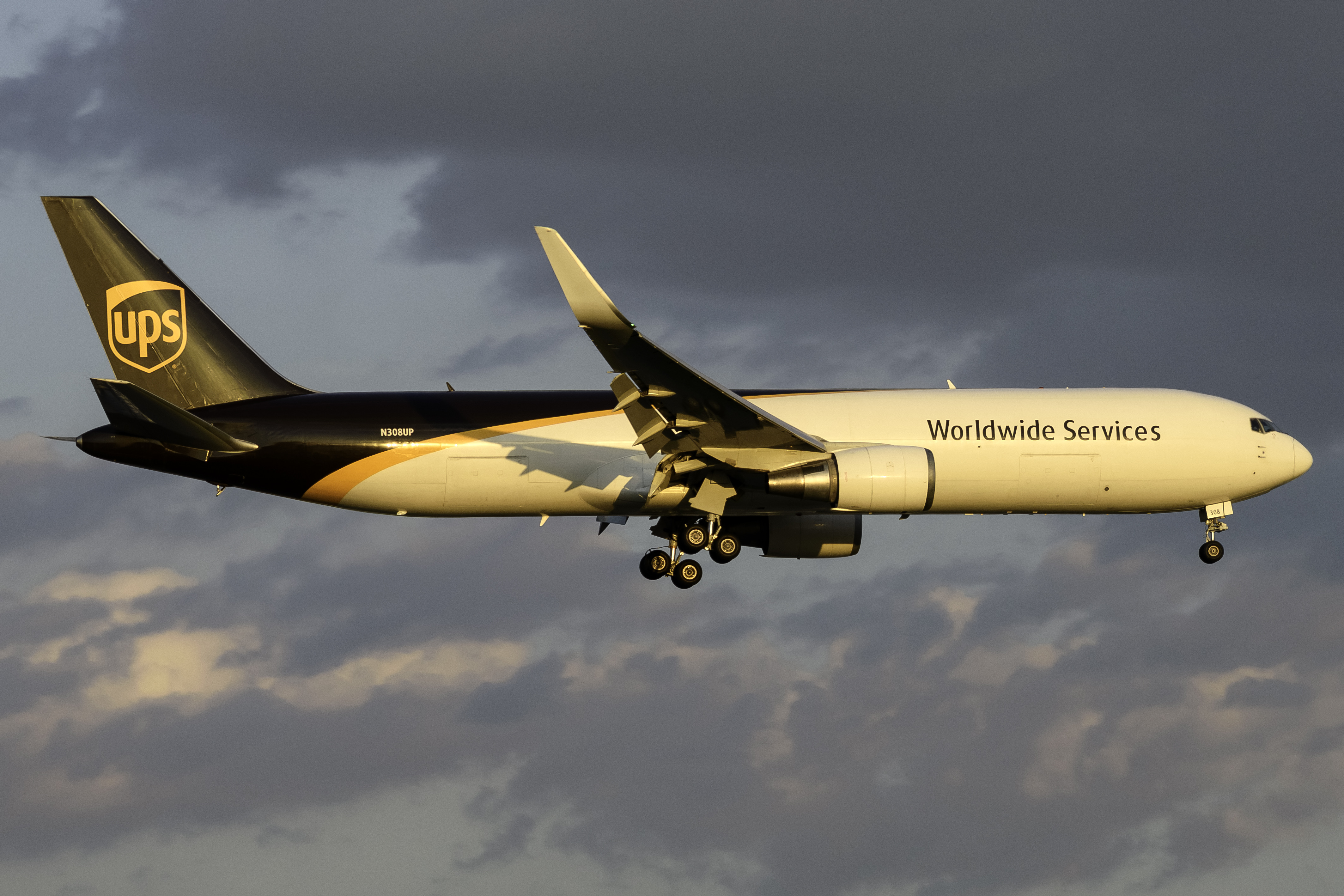Full size: United Parcel Service Boeing 767-300ER N308UP at Newark Liberty International Airport