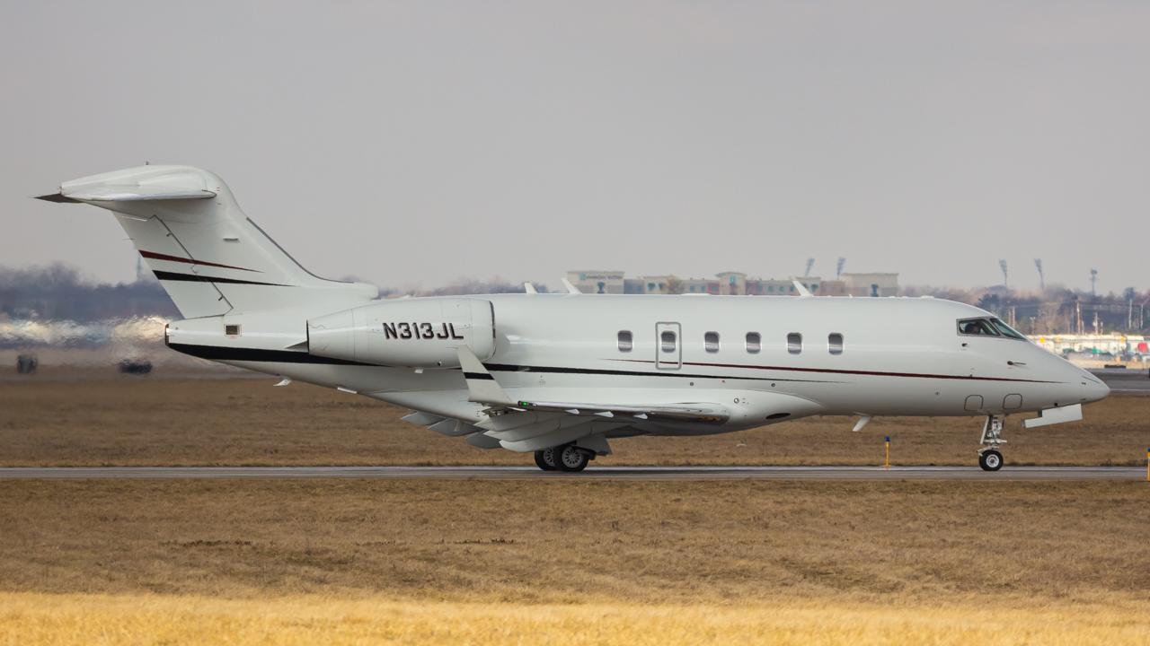 Full size: PRIVATE Bombardier Challenger 300 N313JL at John Glenn Columbus International Airport