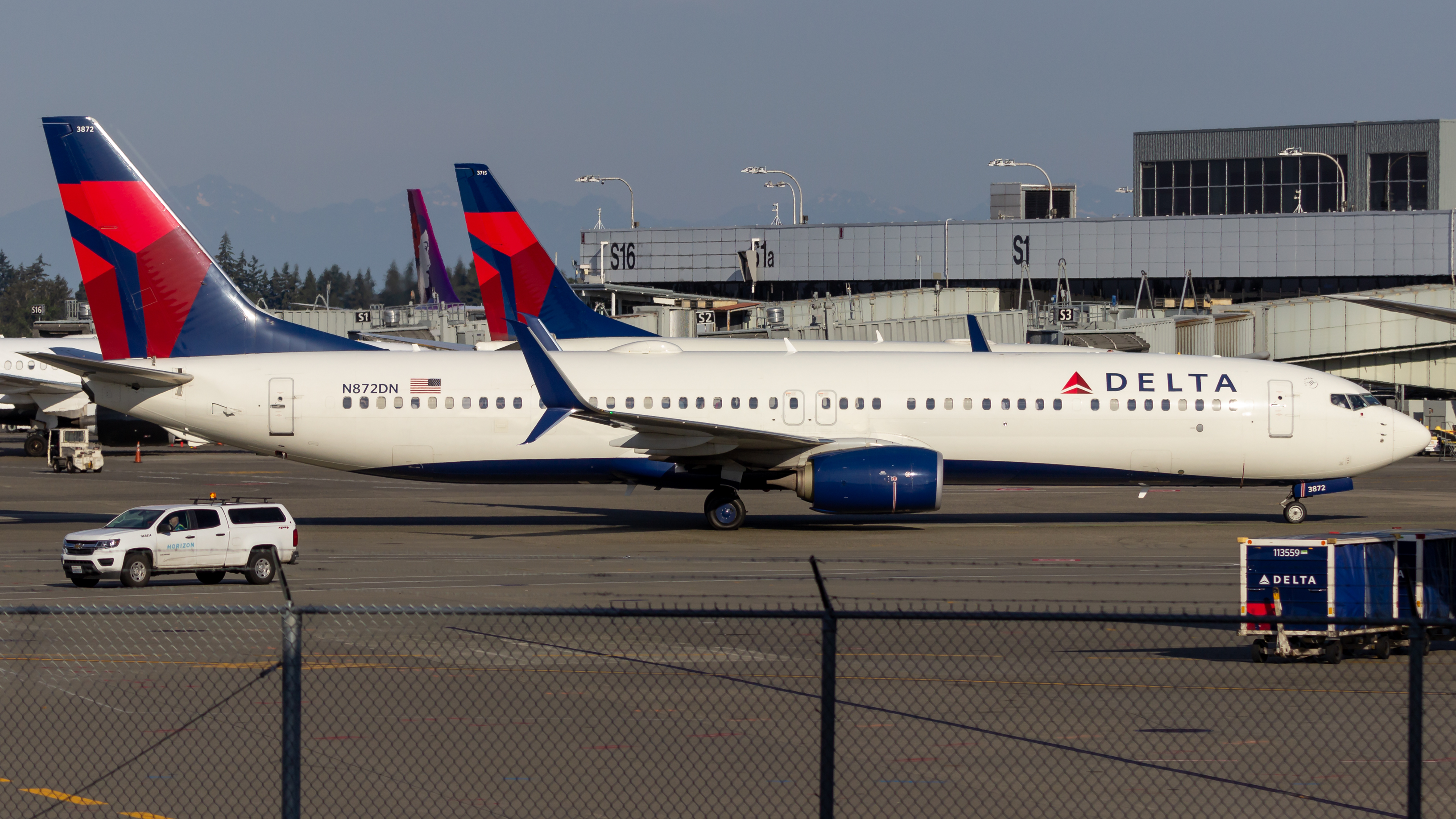Full size: Delta Airlines Boeing 737-900ER N872DN at Seattle-Tacoma International Airport