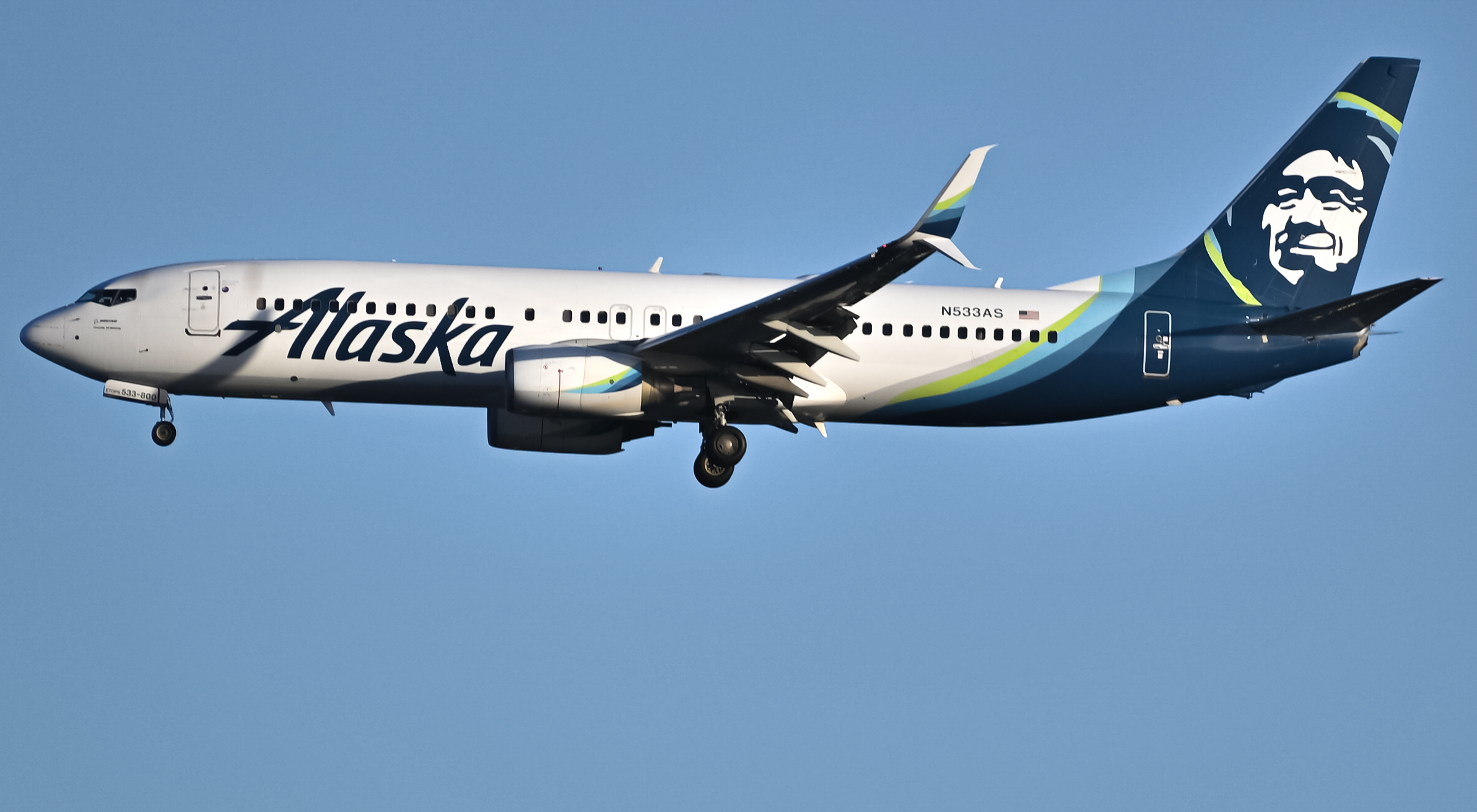 Full size: Alaska Airlines Boeing 737-800 N533AS at Los Angeles International Airport