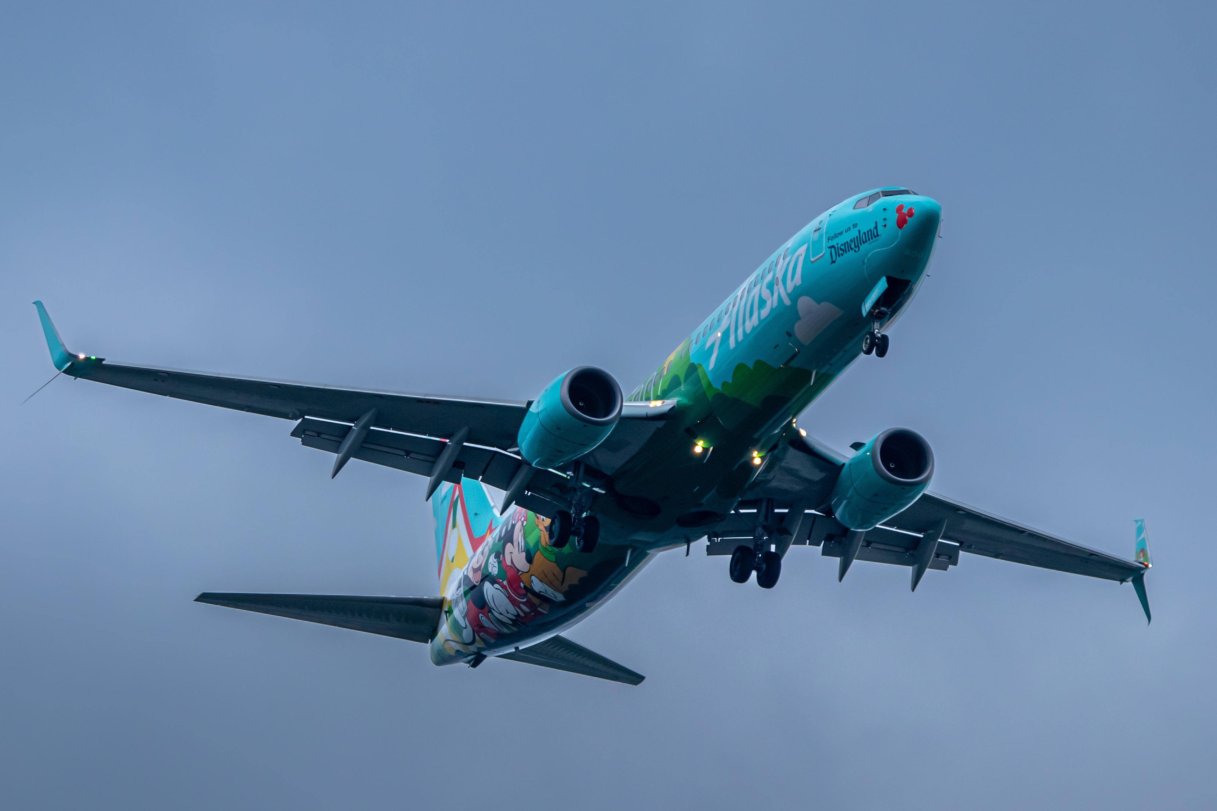 Full size: Alaska Airlines Boeing 737-800 N565AS at Ronald Reagan National Airport
