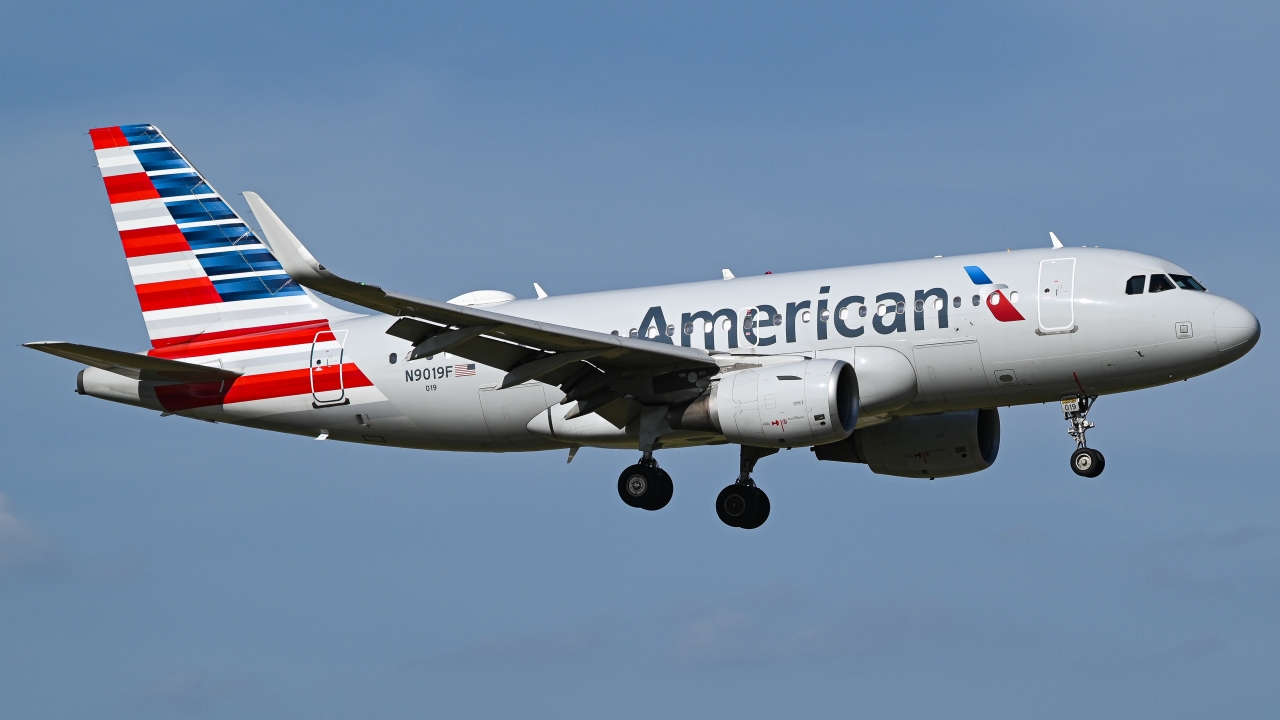 Full size: American Airlines Airbus A319 N9019F at Dallas-Fort Worth International Airport