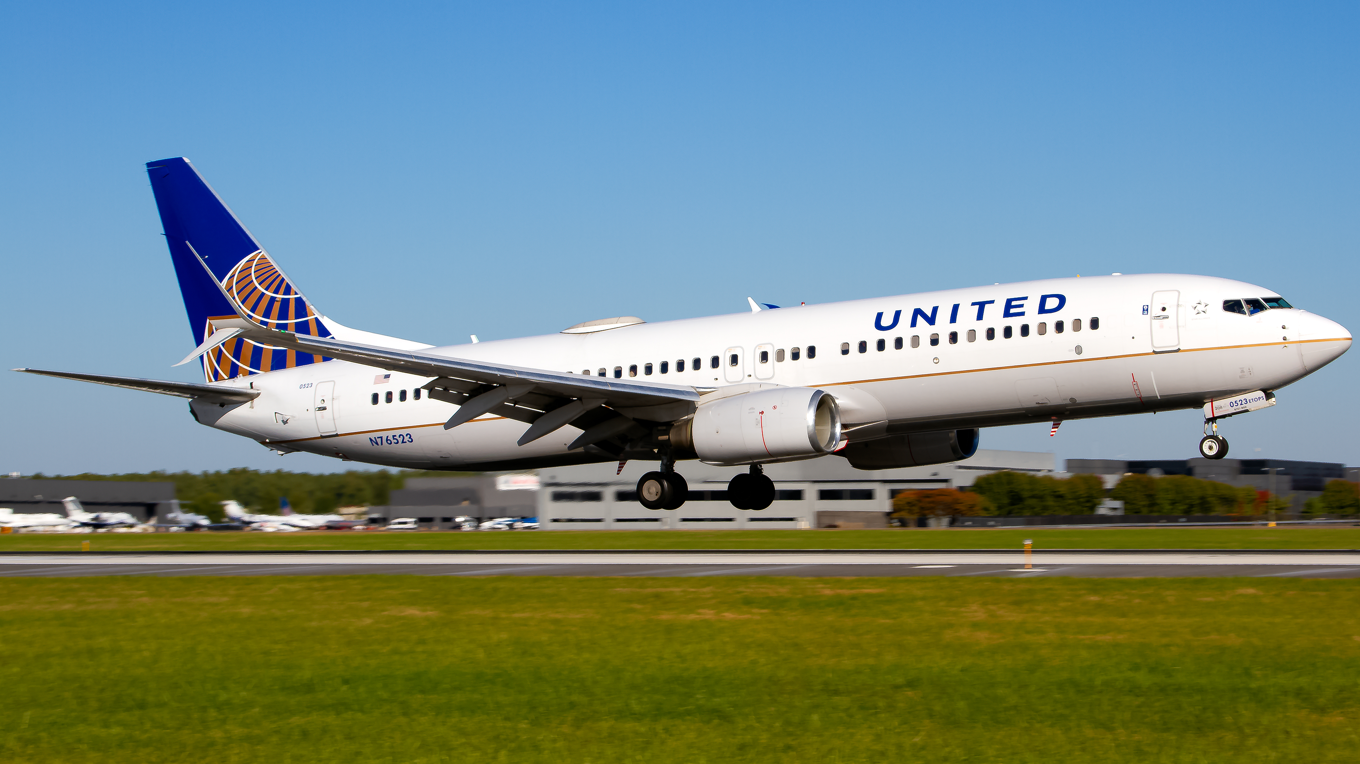 Full size: United Airlines Boeing 737-800 N76523 at Washington Dulles International Airport