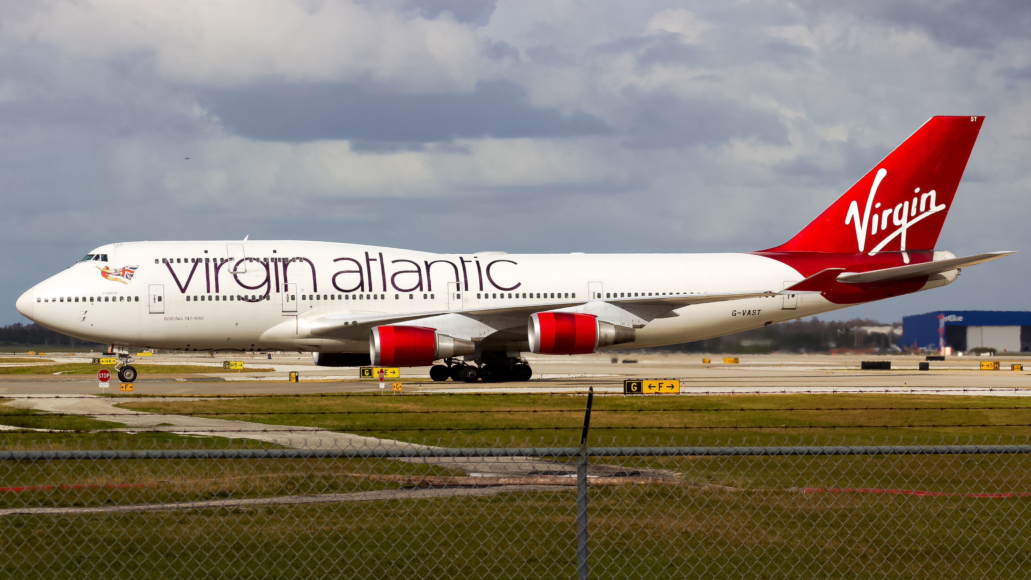 Full size: Virgin Atlantic Boeing 747-400 G-VAST at Orlando International Airport