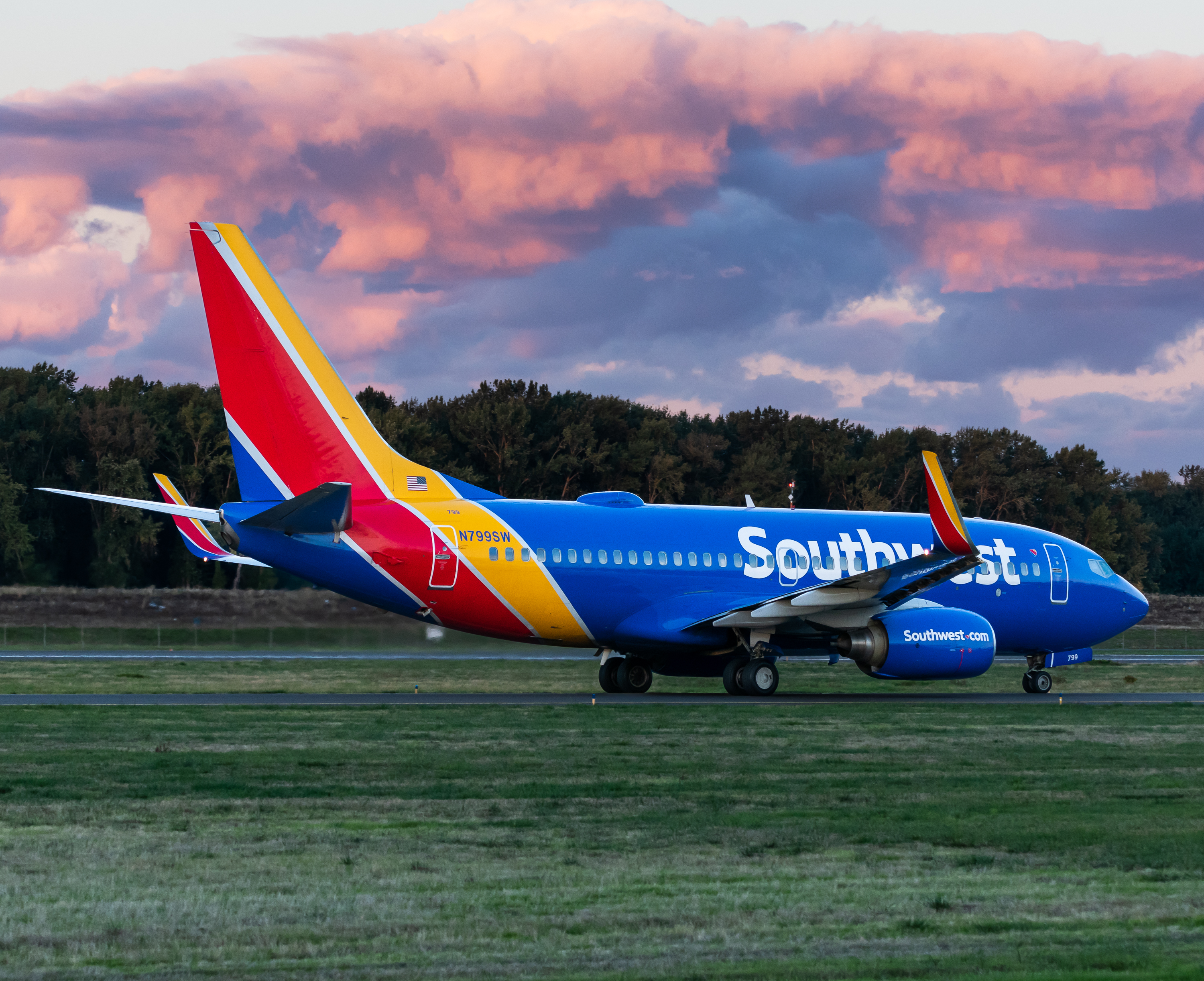 Full size: Southwest Airlines Boeing 737-700 N799WN at Portland International Airport