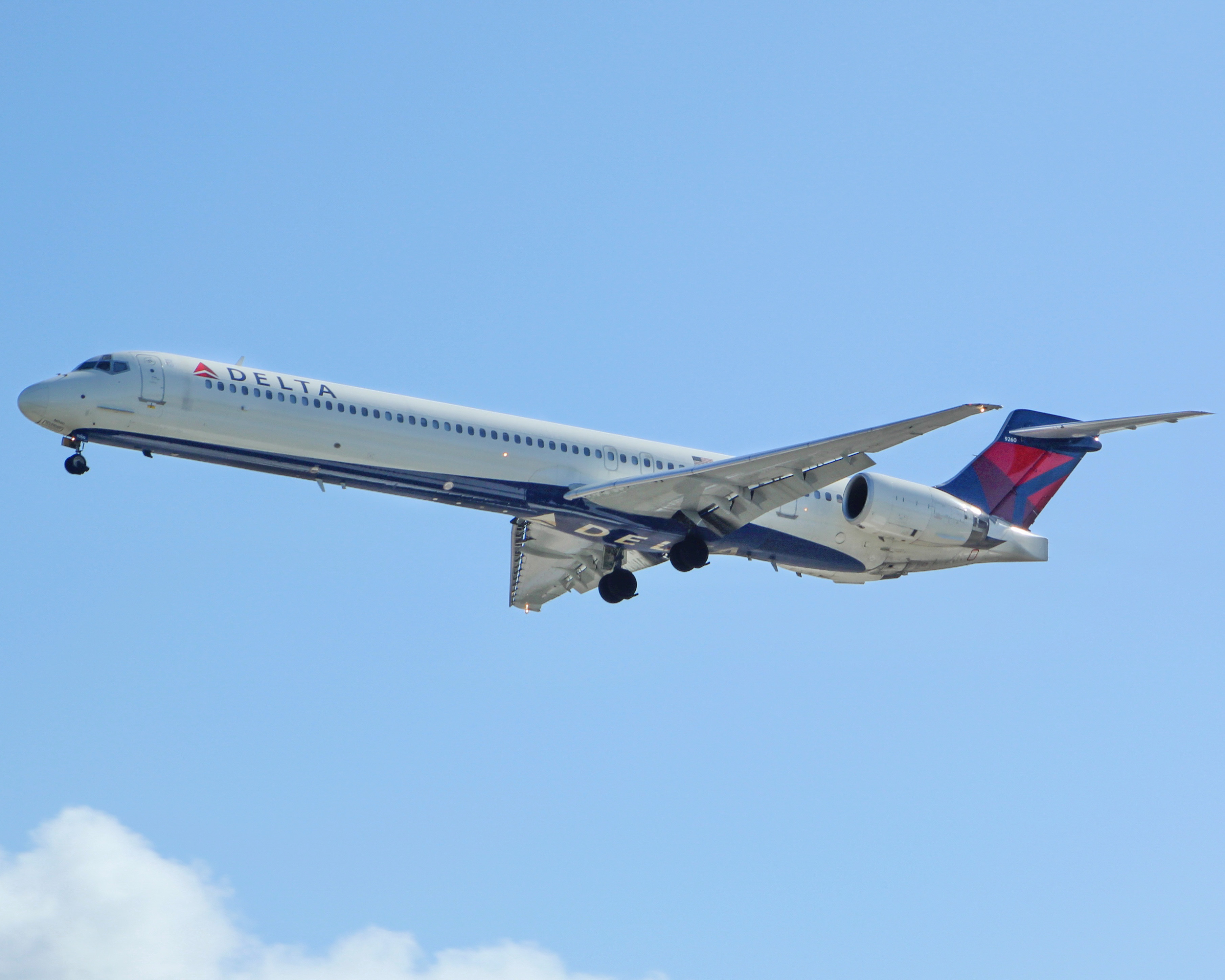 Full size: Delta Airlines McDonnell Douglas MD90 N960DN at Orlando International Airport