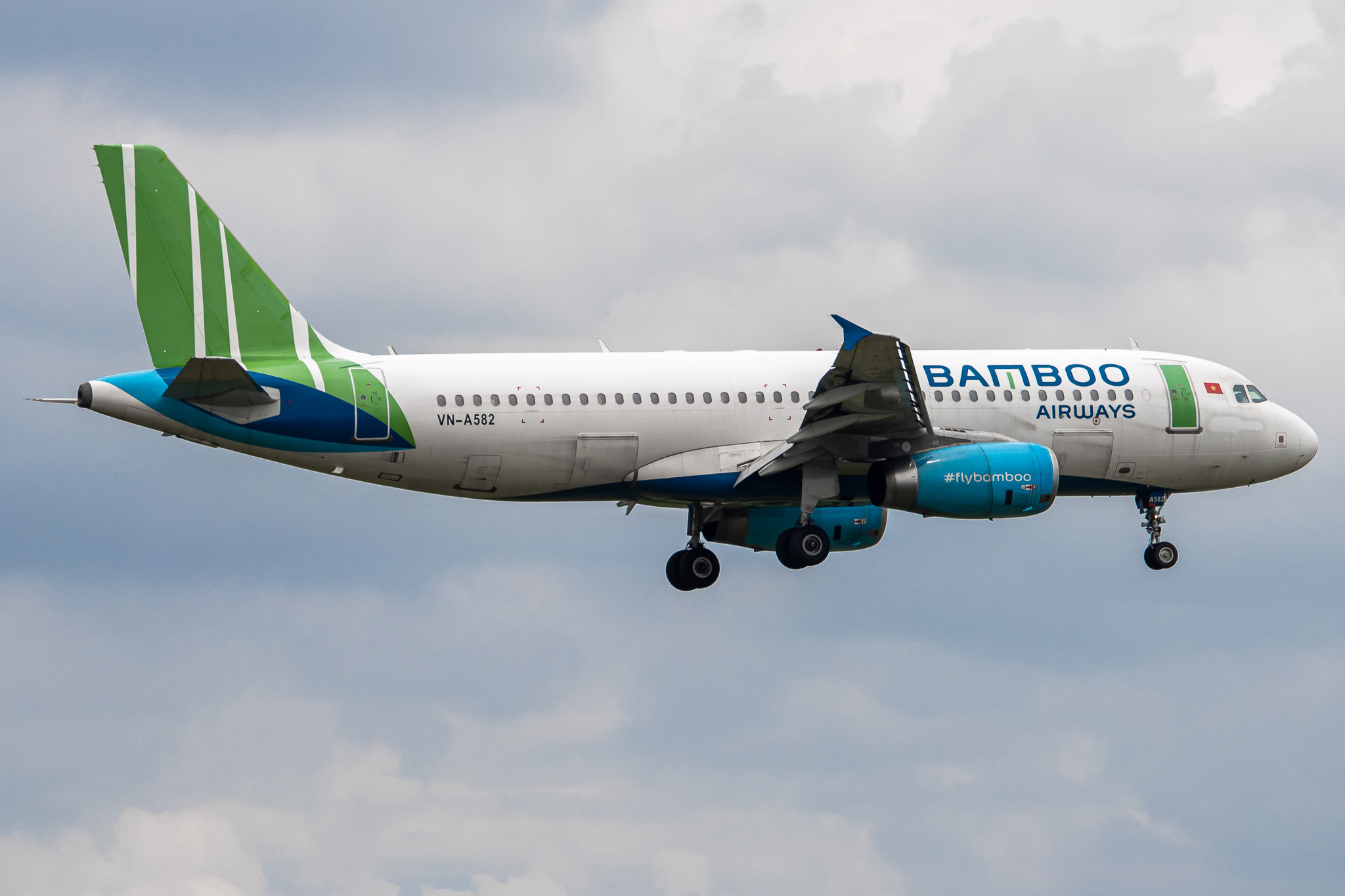 Full size: Bamboo Airways Airbus A320 VN-A582 at Tan Son Nhat International Airport