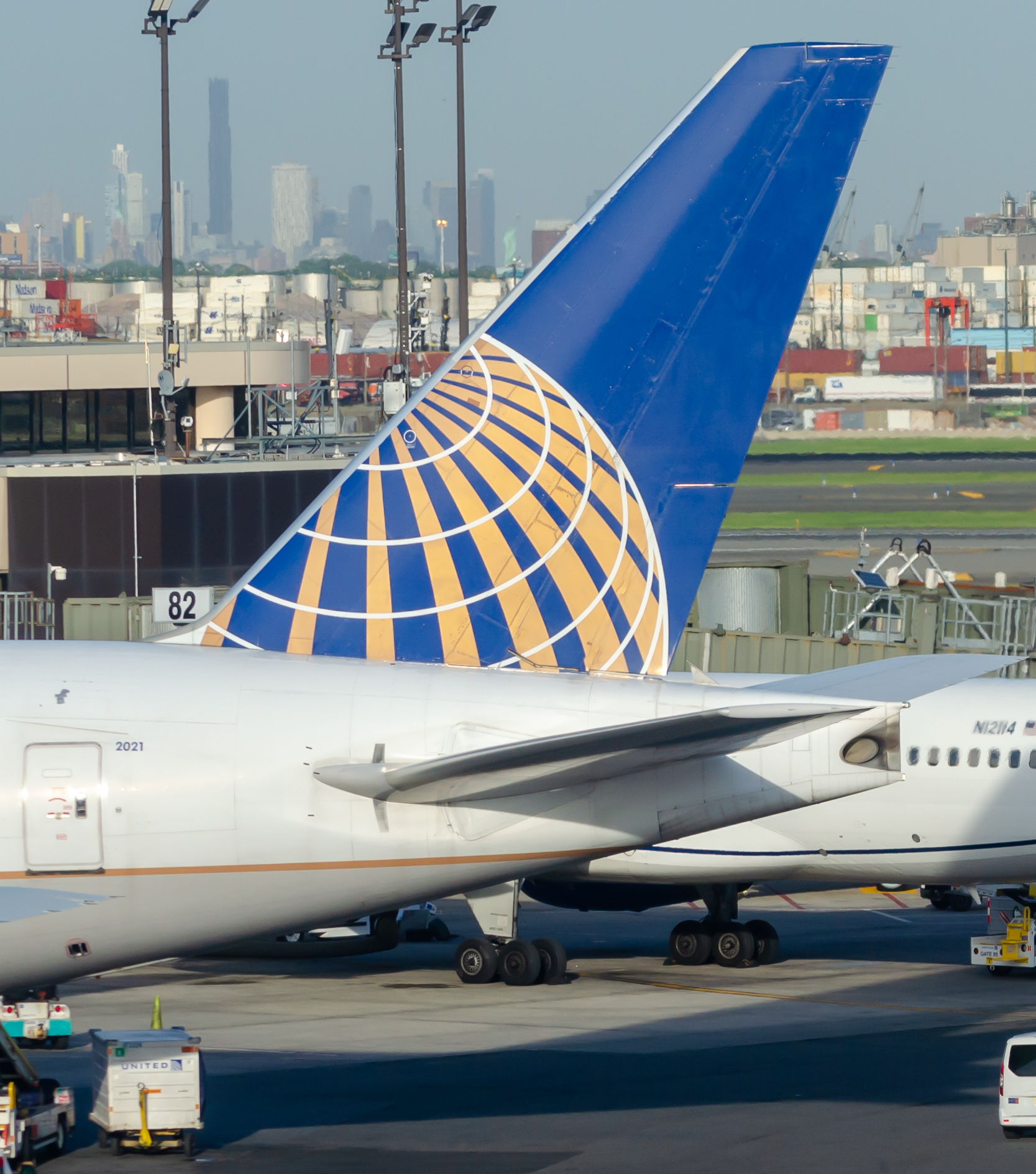 Full size: United Airlines Boeing 777-200 N772UA at Newark Liberty International Airport