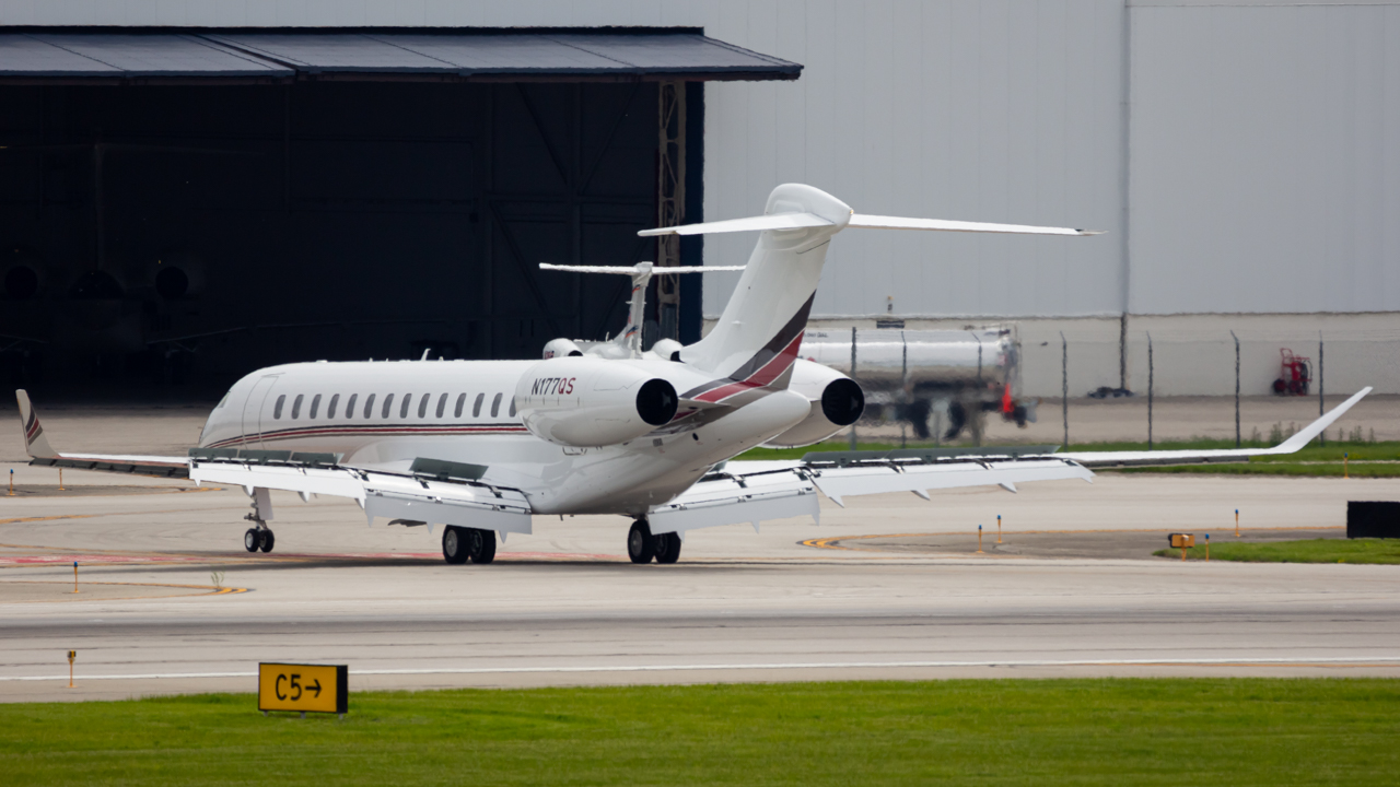Full size: NetJets Bombardier Global 7500 N177QS at John Glenn Columbus International Airport