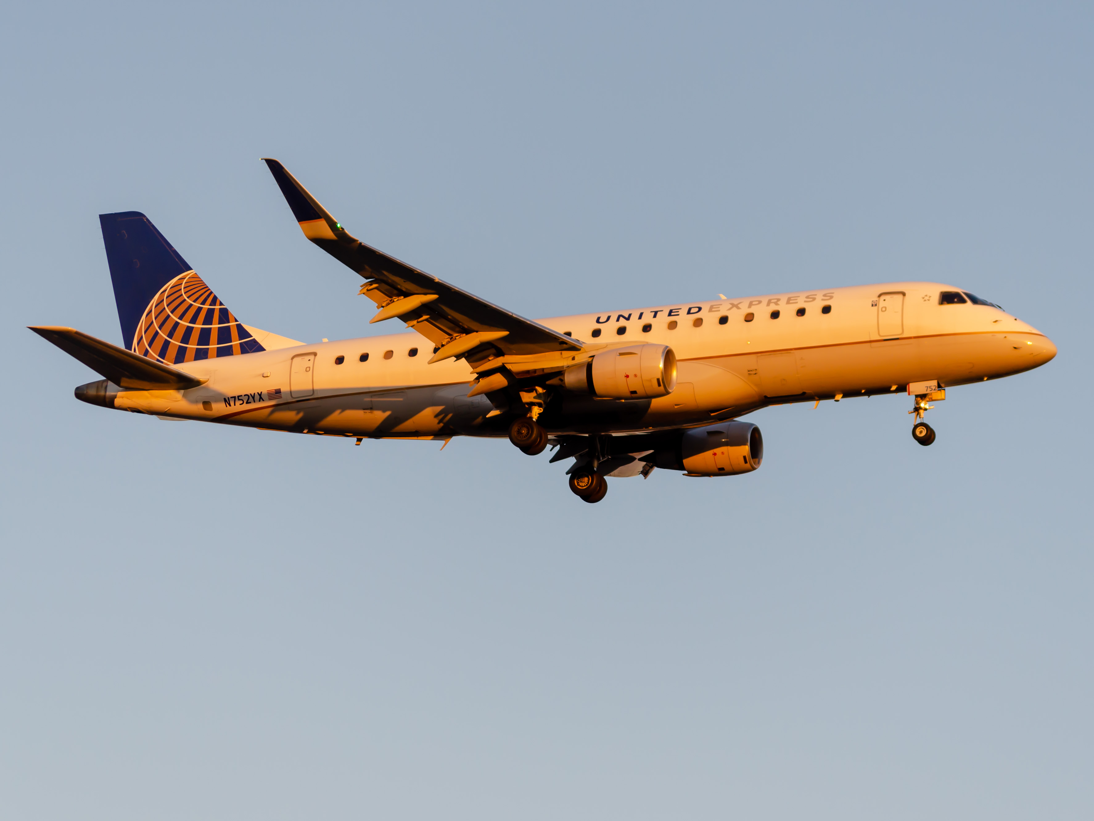 Full size: United Express Embraer E175 N752YX at Newark Liberty International Airport