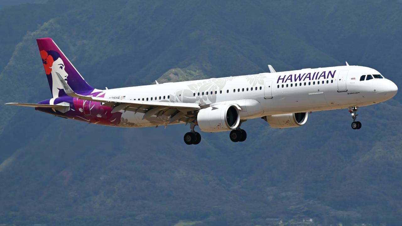 Full size: Hawaiian Airlines Airbus A321NEO N216HA at Kahului Airport