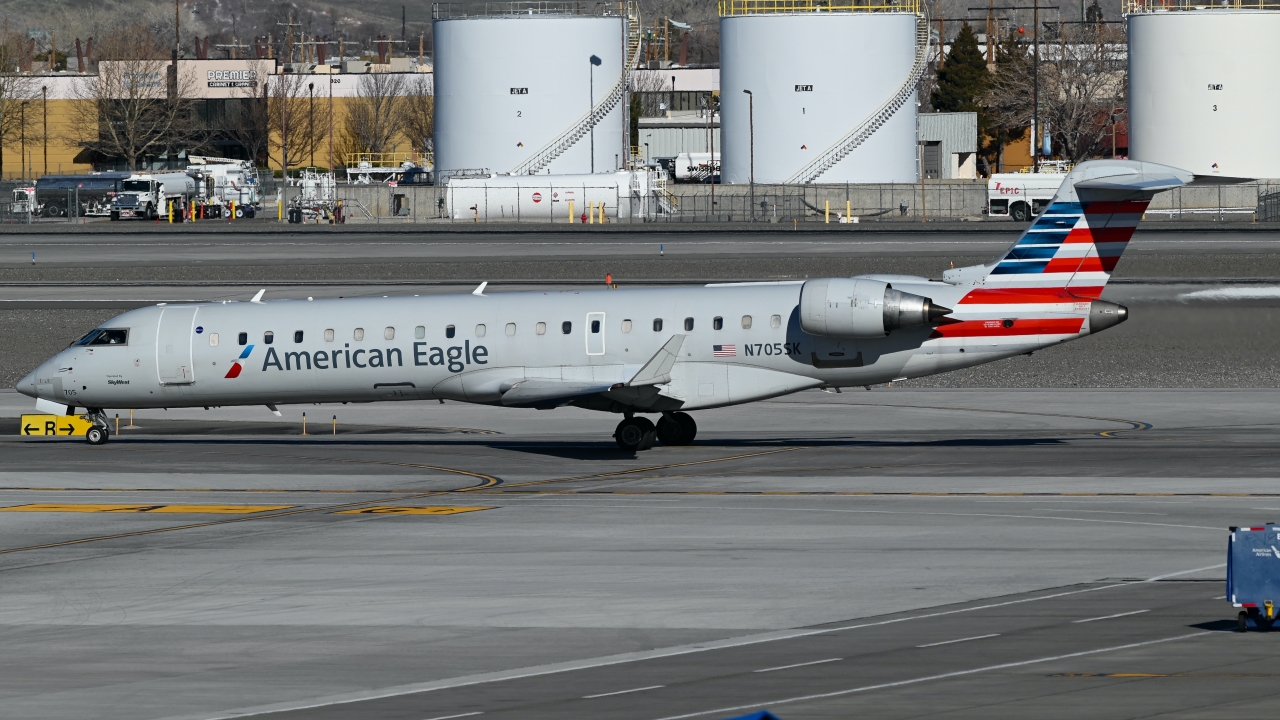 Full size: American Eagle Mitsubishi CRJ-700 N705SK at Reno/Tahoe International Airport