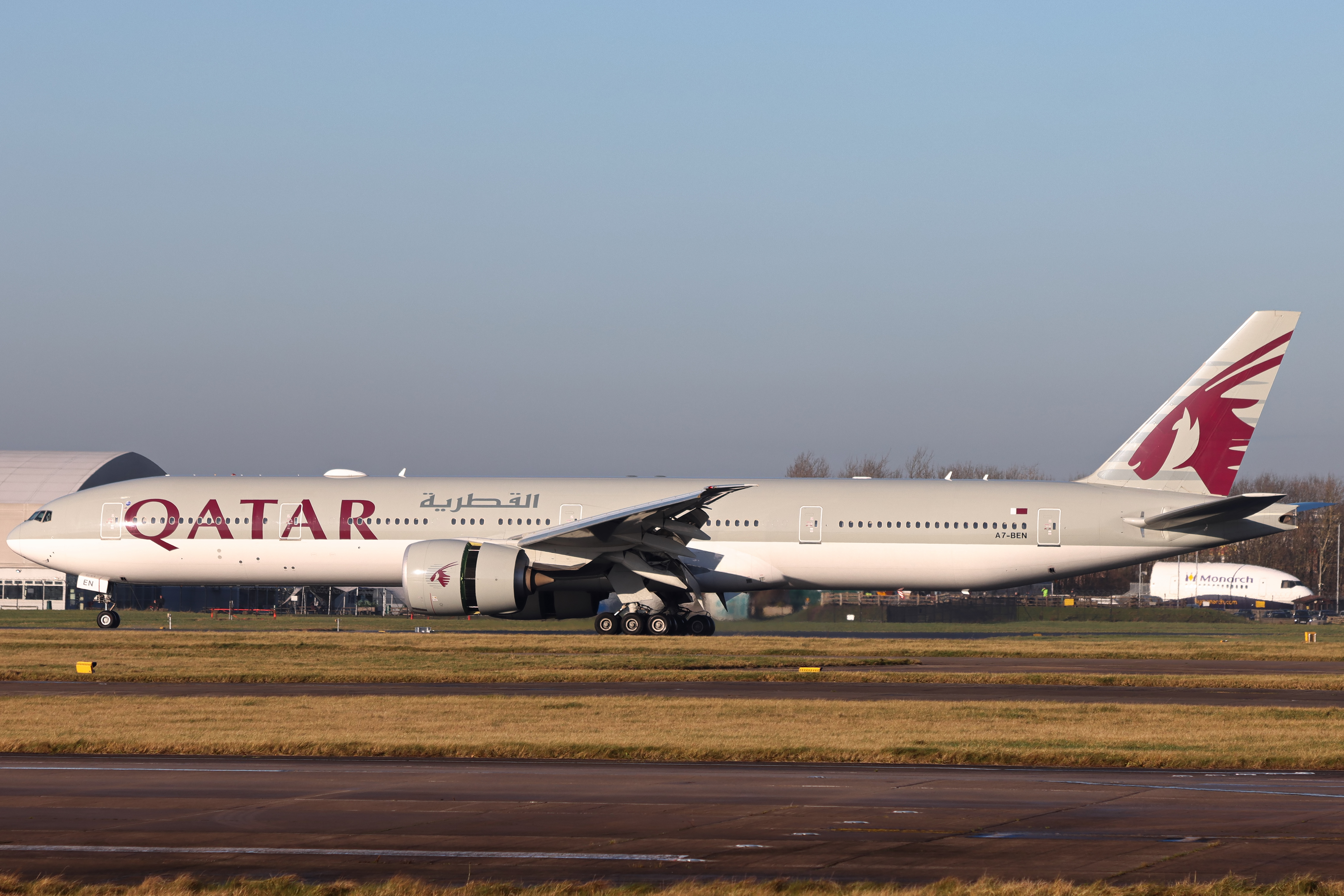 Full size: Qatar Airways Boeing 777-300ER A7-BEN at Manchester Airport