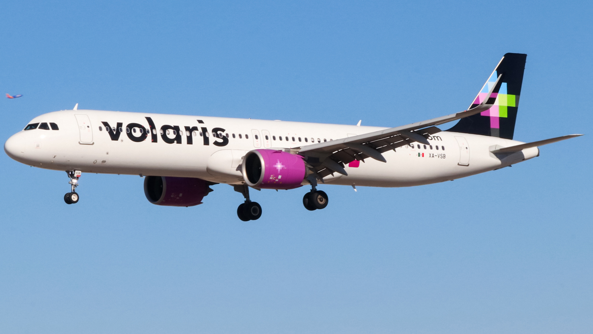 Full size: Volaris Airbus A321NEO XA-VSB at Harry Reid International Airport