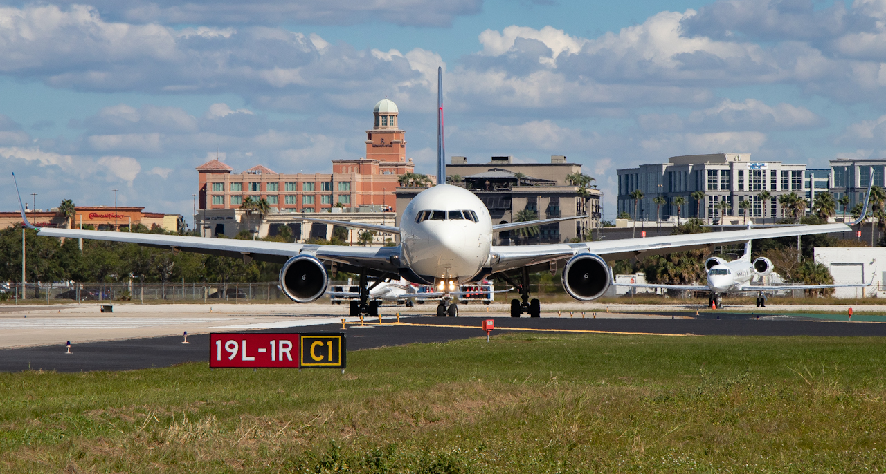 Full size: Delta Airlines Boeing 767-300 N194DN at Tampa International Airport