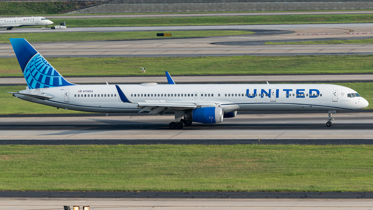 Full size: United Airlines Boeing 757-300 N75854 at Hartsfield-Jackson Atlanta International Airport