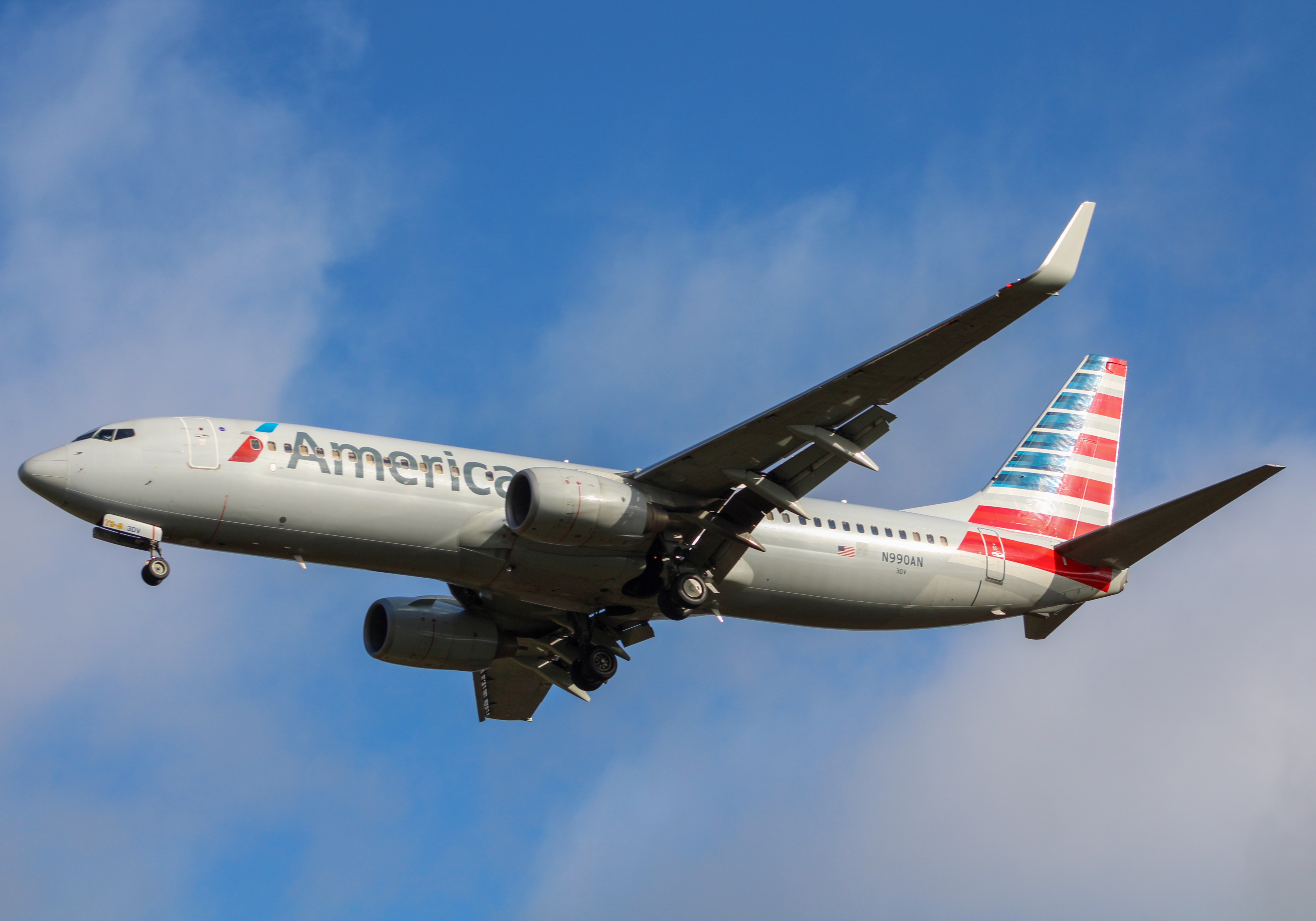 Full size: American Airlines Boeing 737-800 N990AN at Cincinnati/Northern Kentucky International Airport