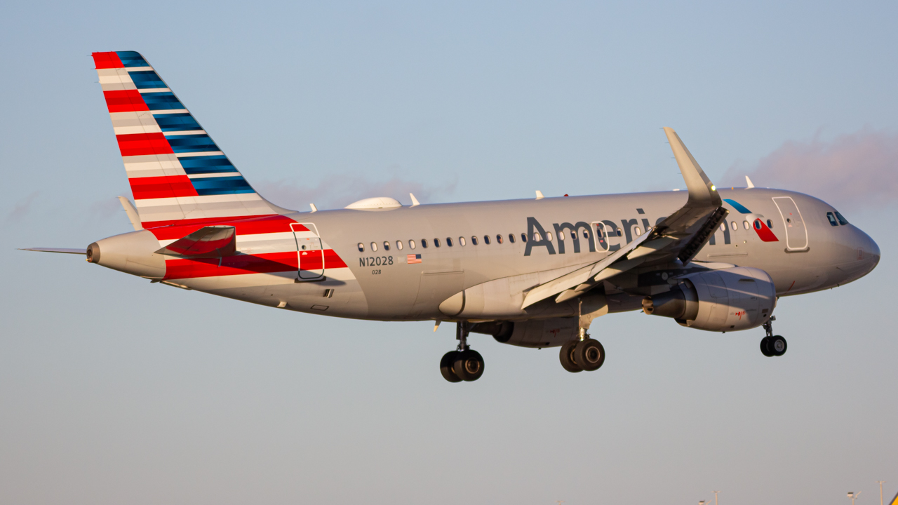 Full size: American Airlines Airbus A319 N12028 at Miami International Airport