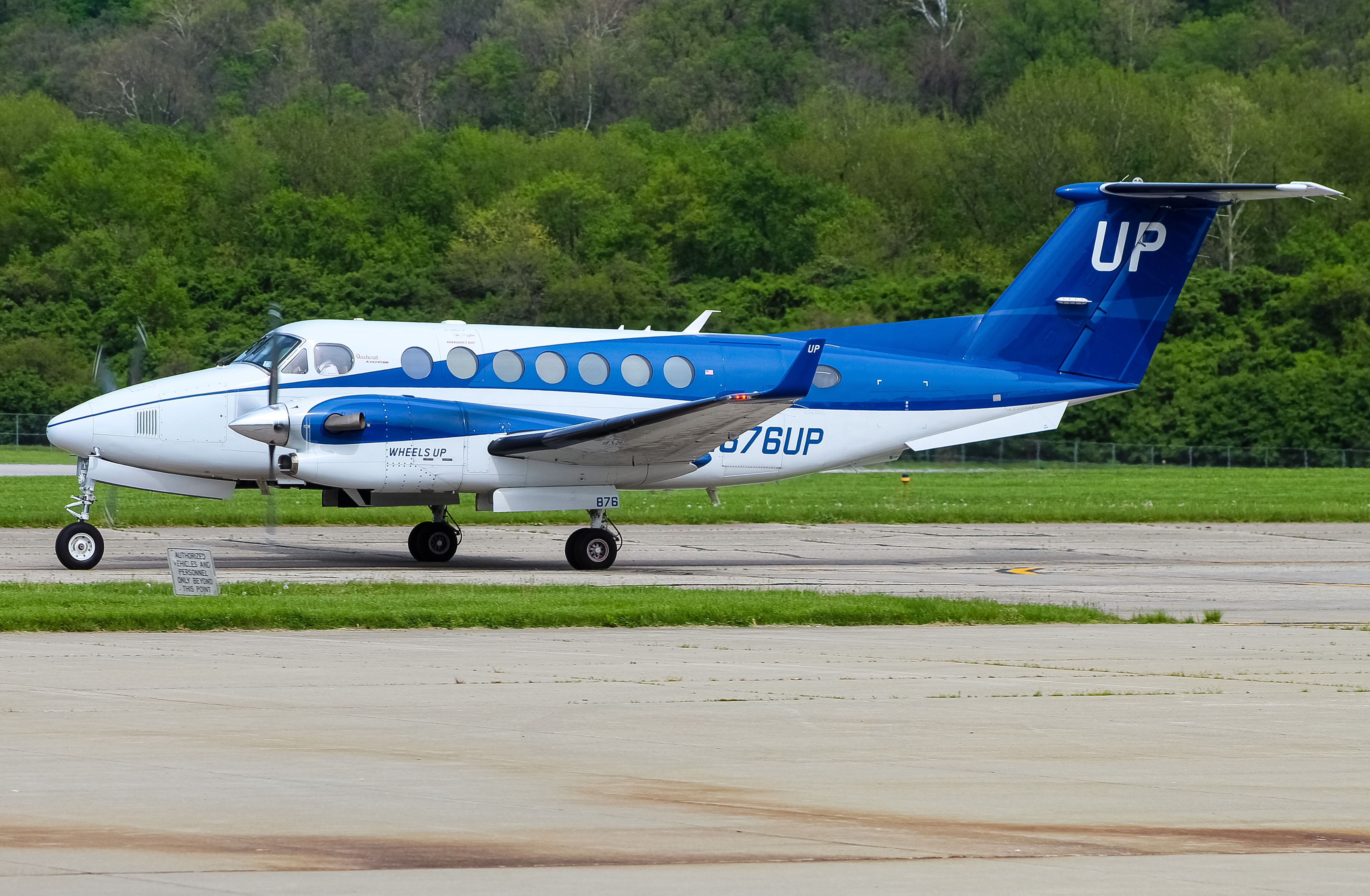 Full size: Wheels Up Beechcraft King Air 350 N876UP at Cincinnati Municipal Airport/Lunken Field