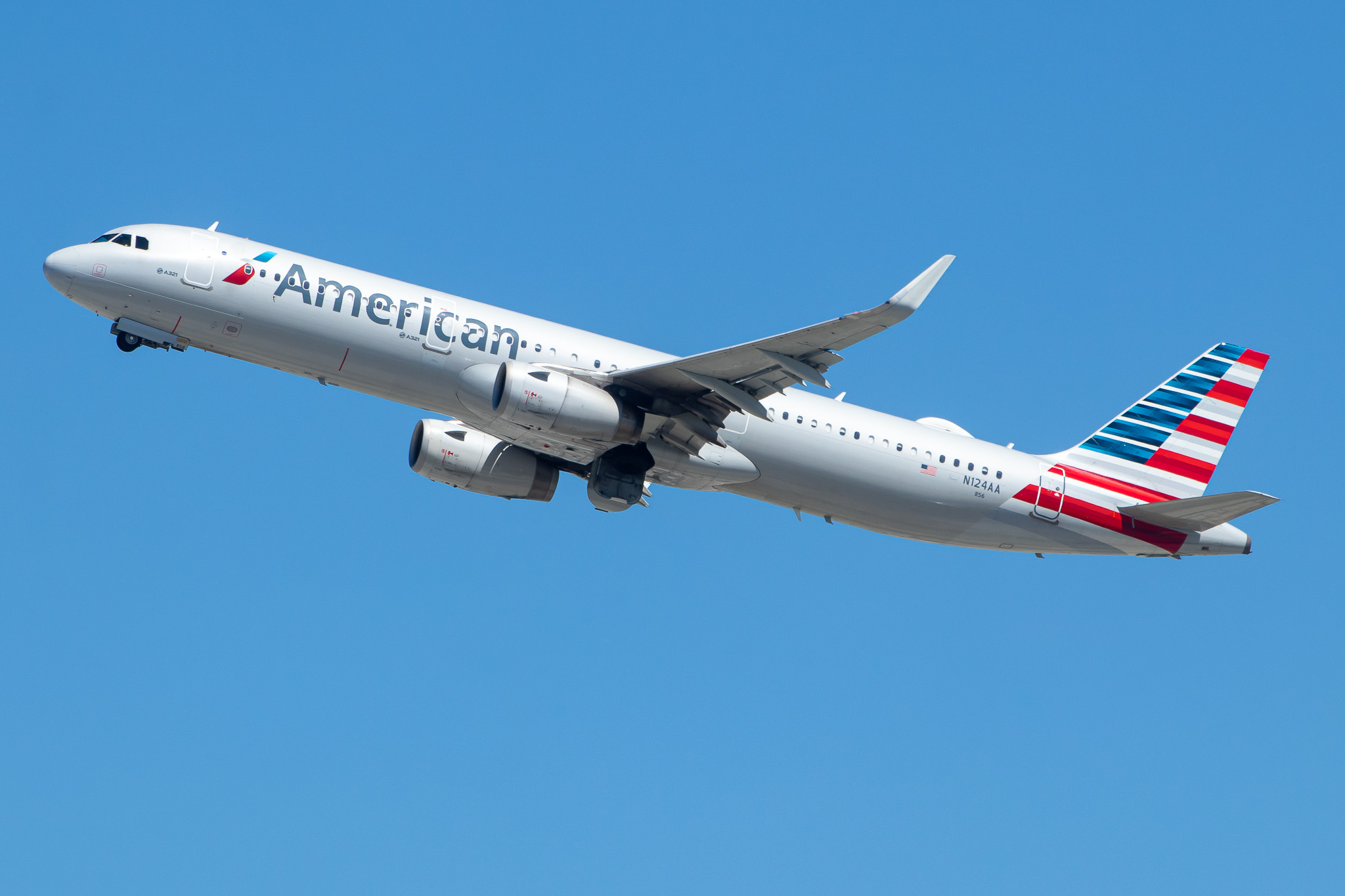 Full size: American Airlines Airbus A321-200 N124AA at Los Angeles International Airport