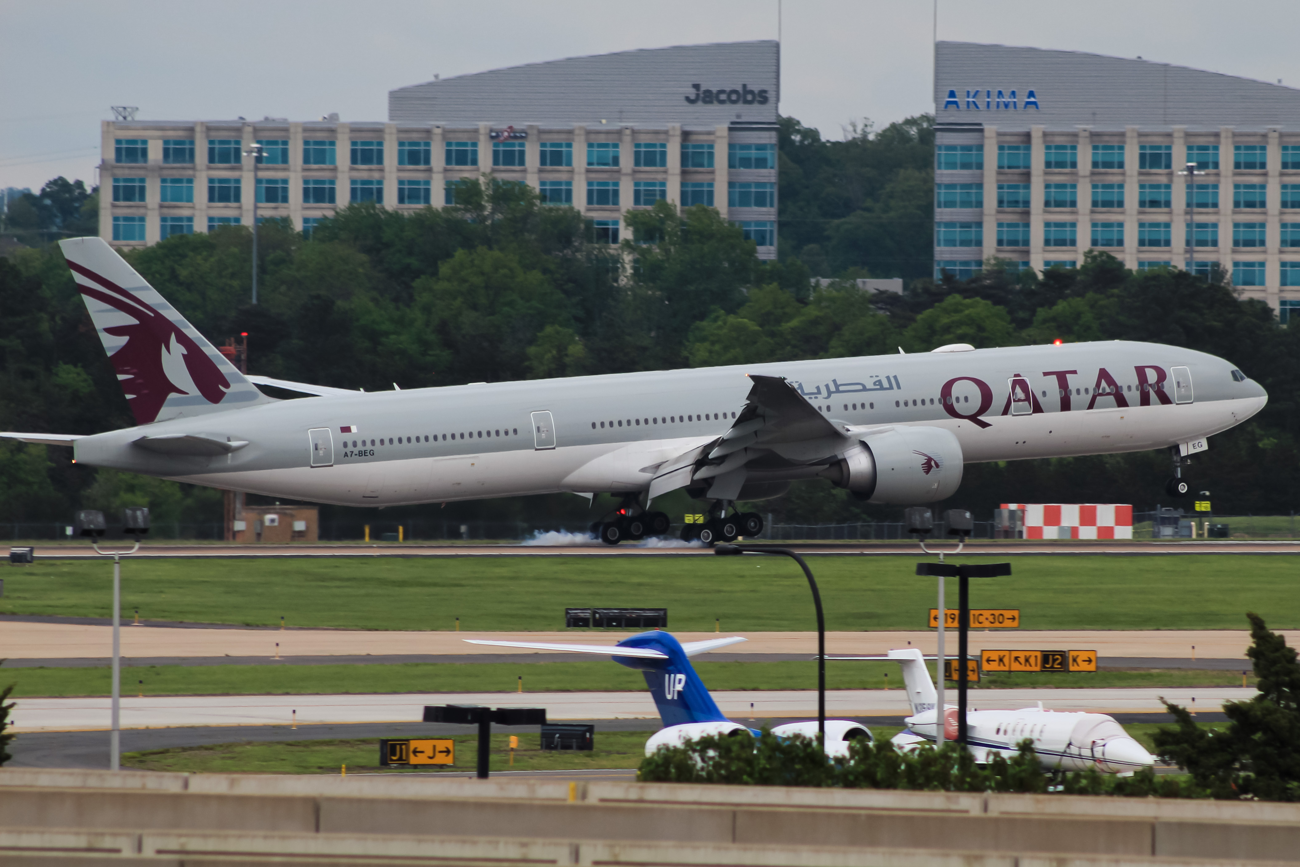 Full size: Qatar Airways Boeing 777-300ER A7-BEG at Washington Dulles International Airport