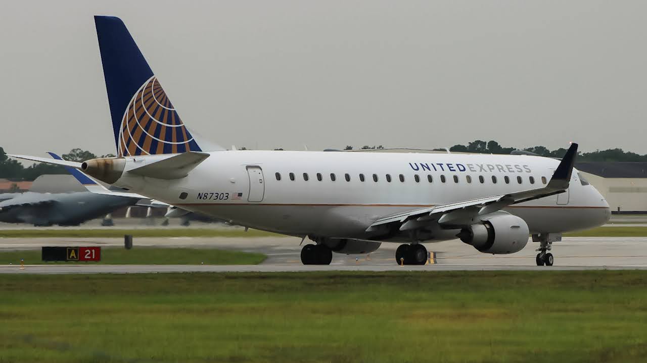 Full size: United Express Embraer E175 N87303 at Charleston Air Force Base/International Airport