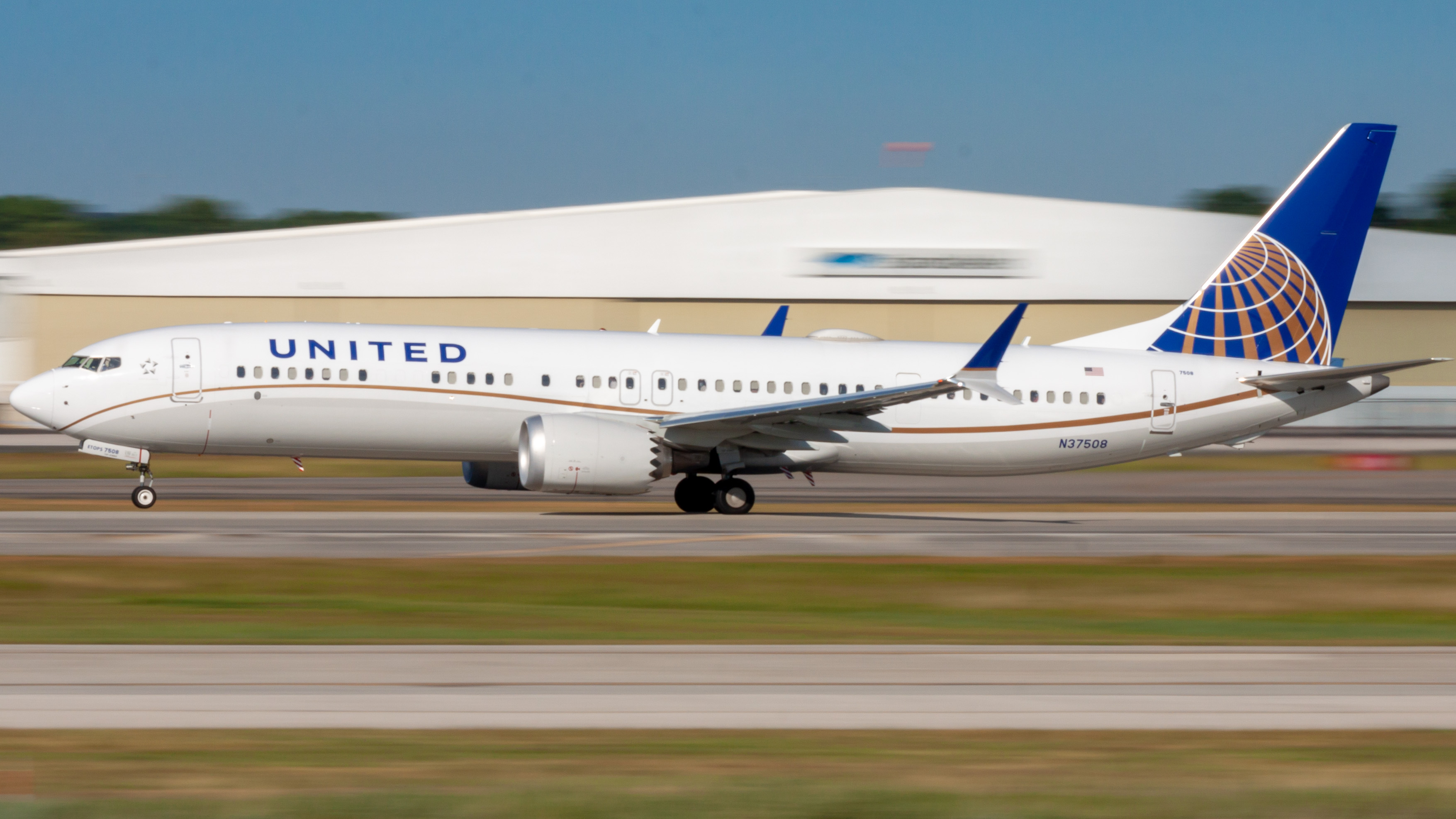 Full size: United Airlines Boeing 737 MAX 9 N37508 at Houston-George Bush Intercontinental Airport