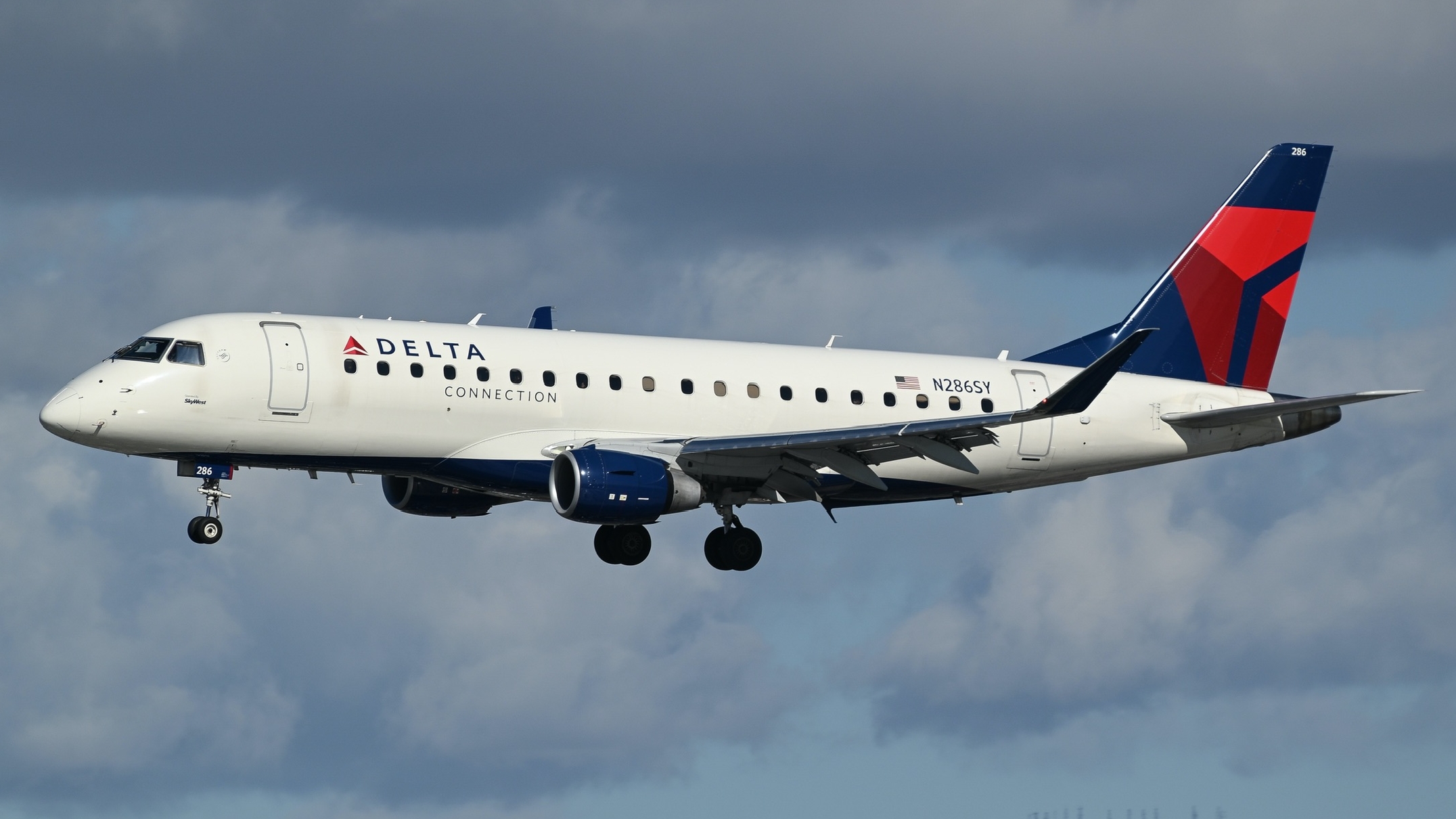 Full size: Delta Connection Embraer E175 N286SY at Los Angeles International Airport