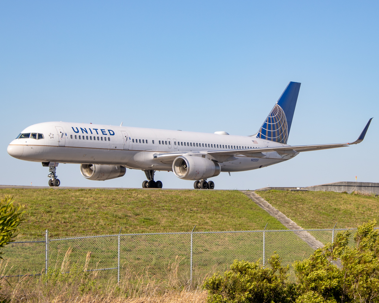 Full size: United Airlines Boeing 757-200 N12109 at Orlando International Airport