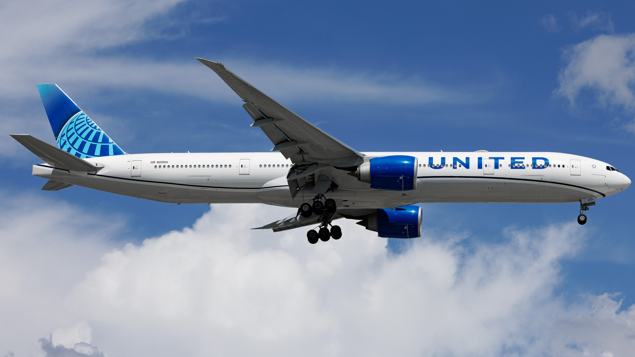 Full size: United Airlines Boeing 777-300ER N2251U at Tampa International Airport