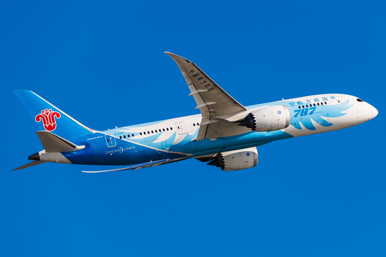 Full size: China Southern Airlines Boeing 787-8 B-2787 at Hong Kong International Airport
