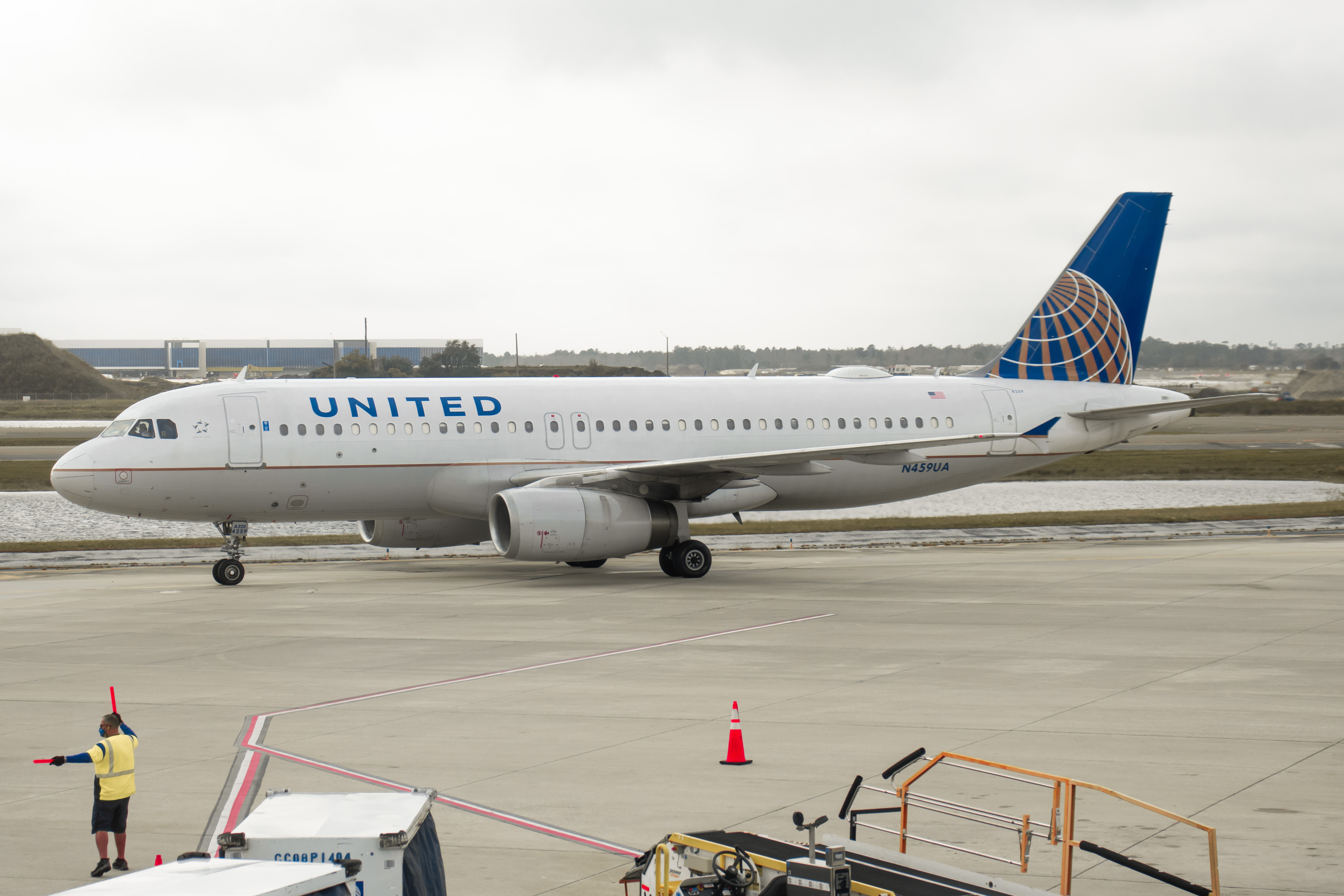 Full size: United Airlines Airbus A320 N459UA at Orlando International Airport