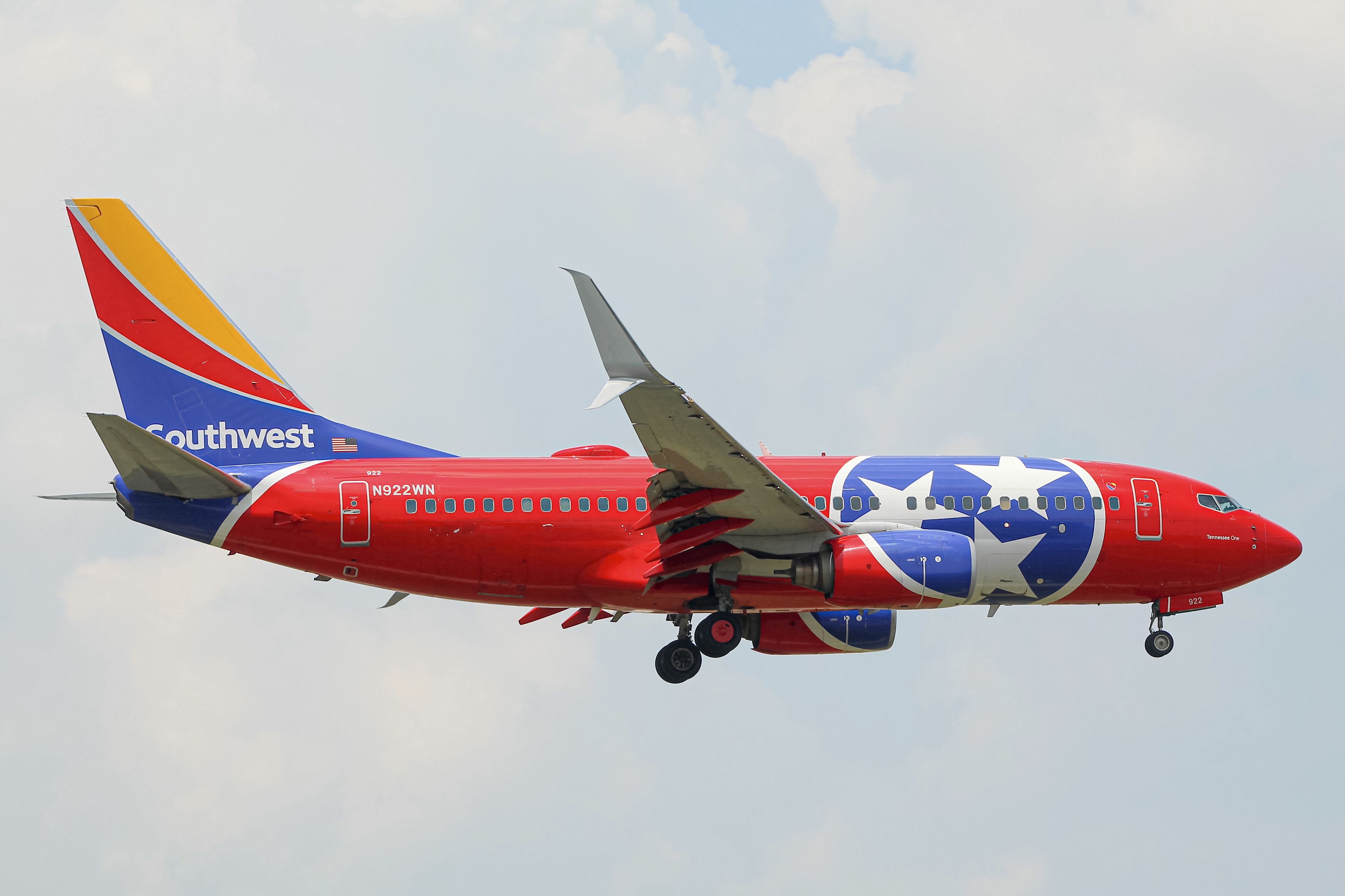 Full size: Southwest Airlines Boeing 737-700 N922WN at General Mitchell International Airport