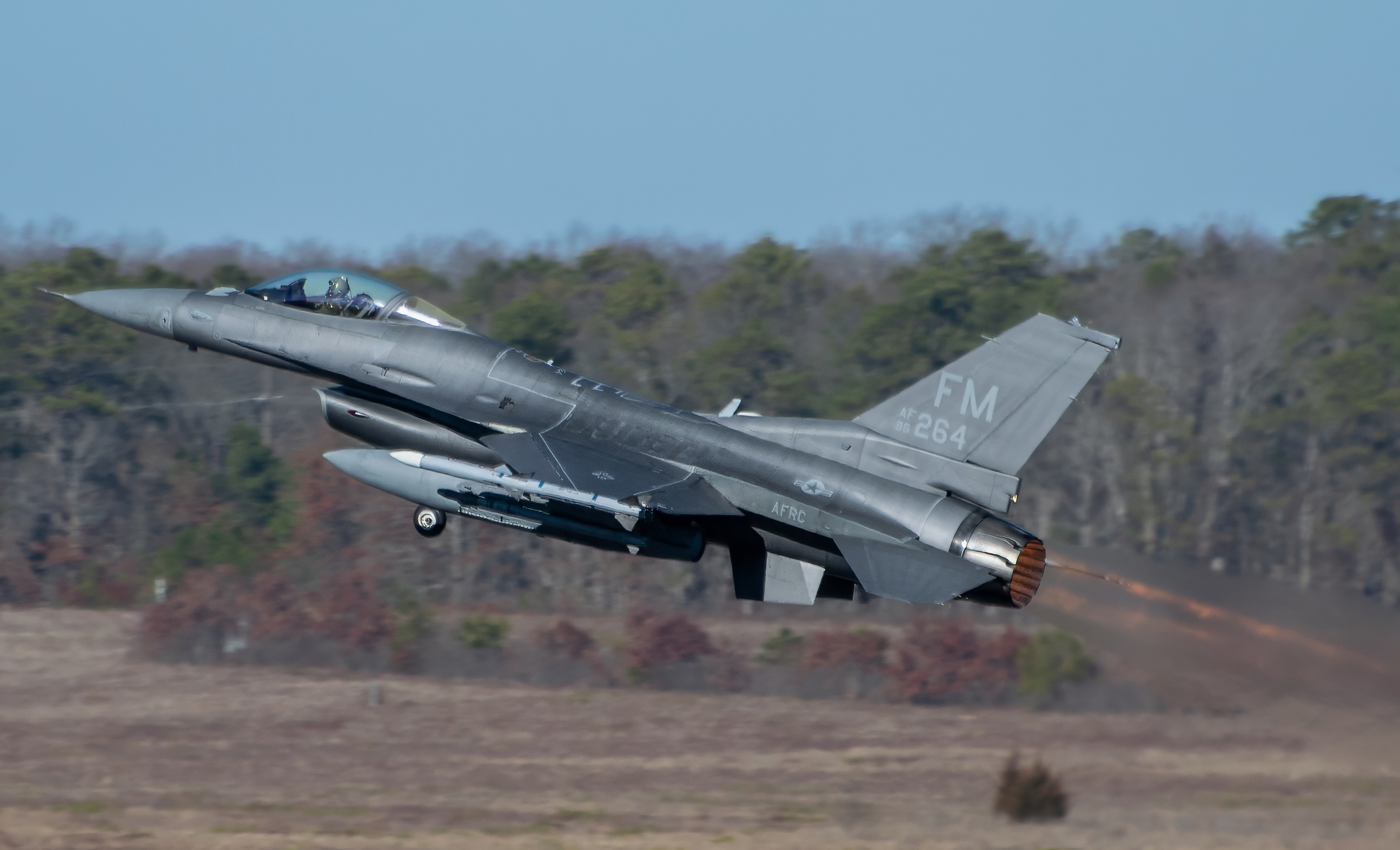 Full size: USAF - United States Air Force General Dynamics F-16 Fighting Falcon 86-0264 at Atlantic City International Airport