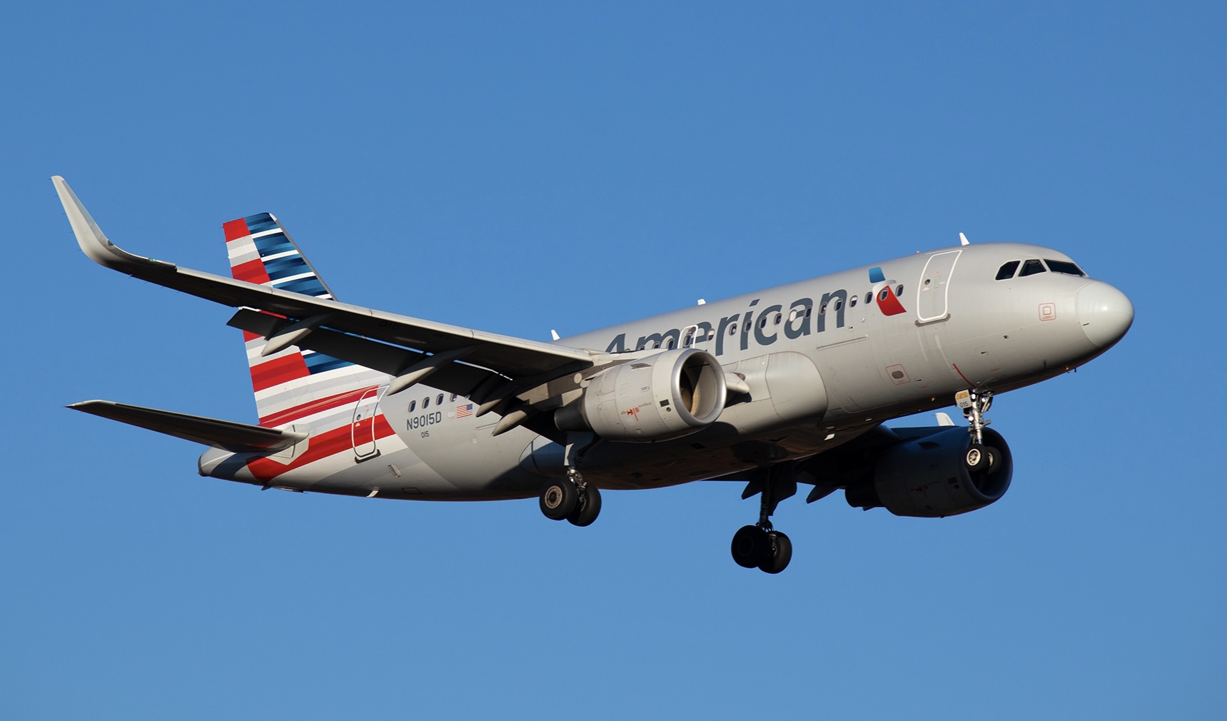 Full size: American Airlines Airbus A319 N9015D at Charlotte/Douglas International Airport