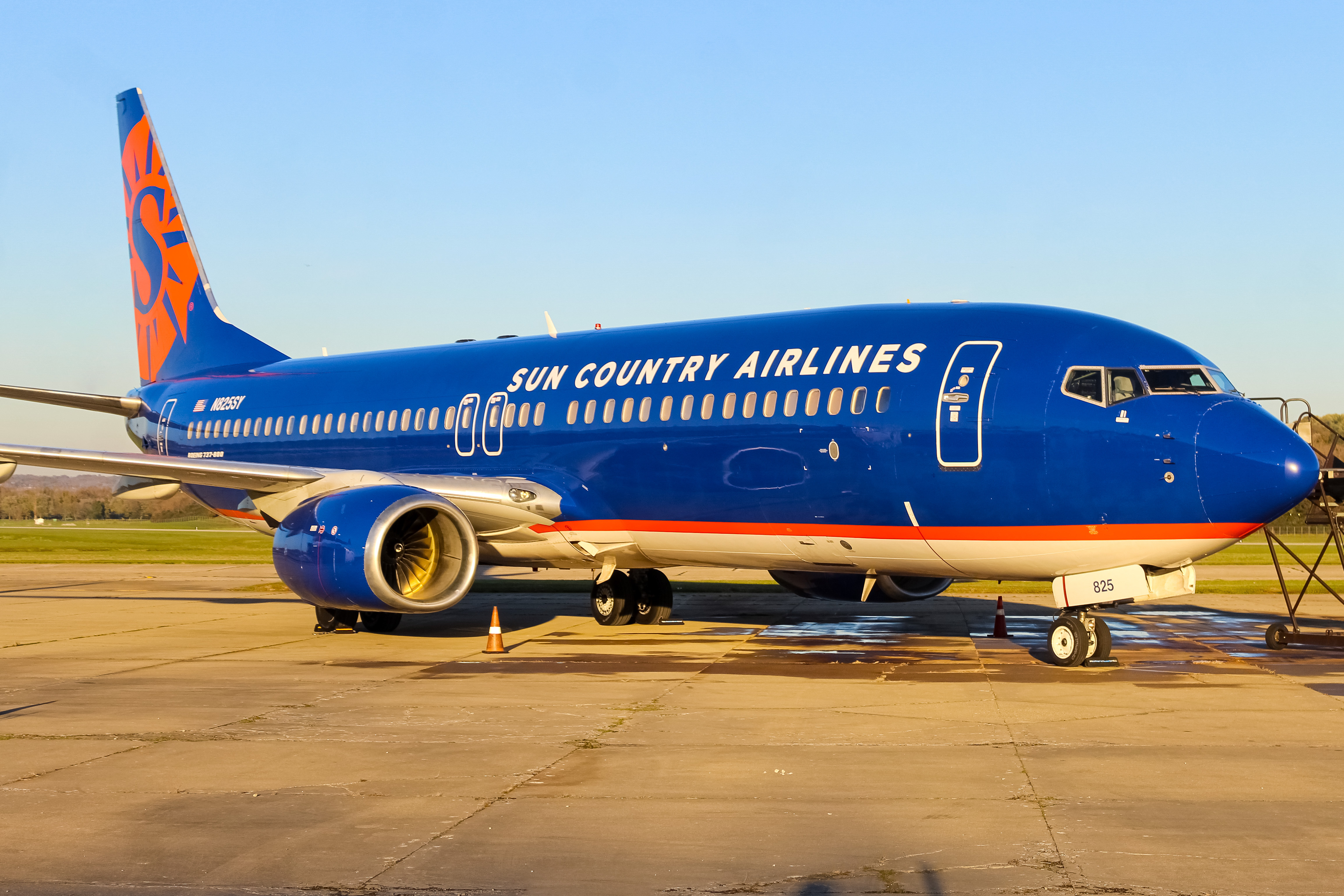 Full size: Sun Country Airlines Boeing 737-800 N825SY at Cincinnati Municipal Airport/Lunken Field