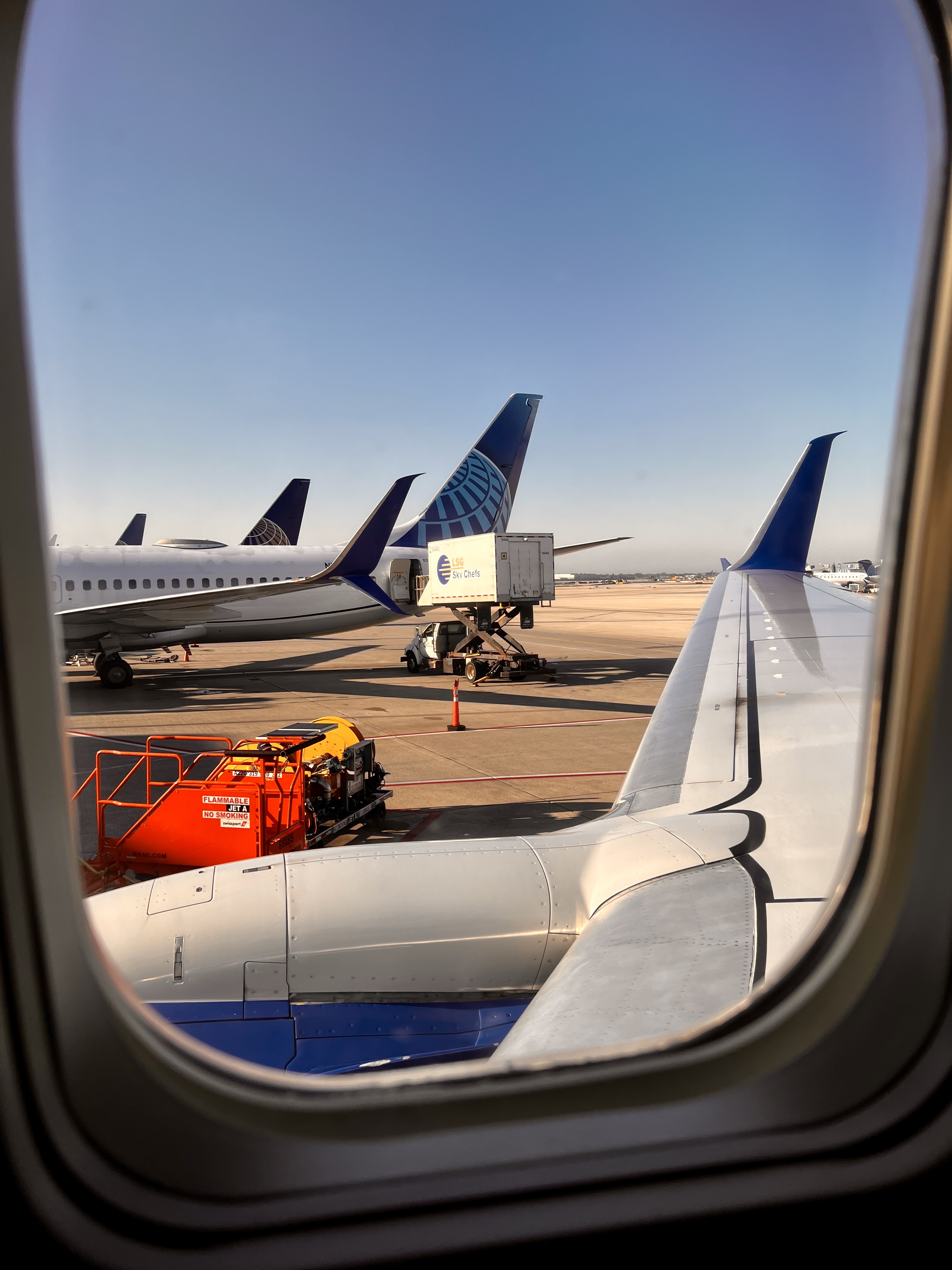 Full size: United Airlines Boeing 737-800 N87512 at Chicago O'Hare International Airport