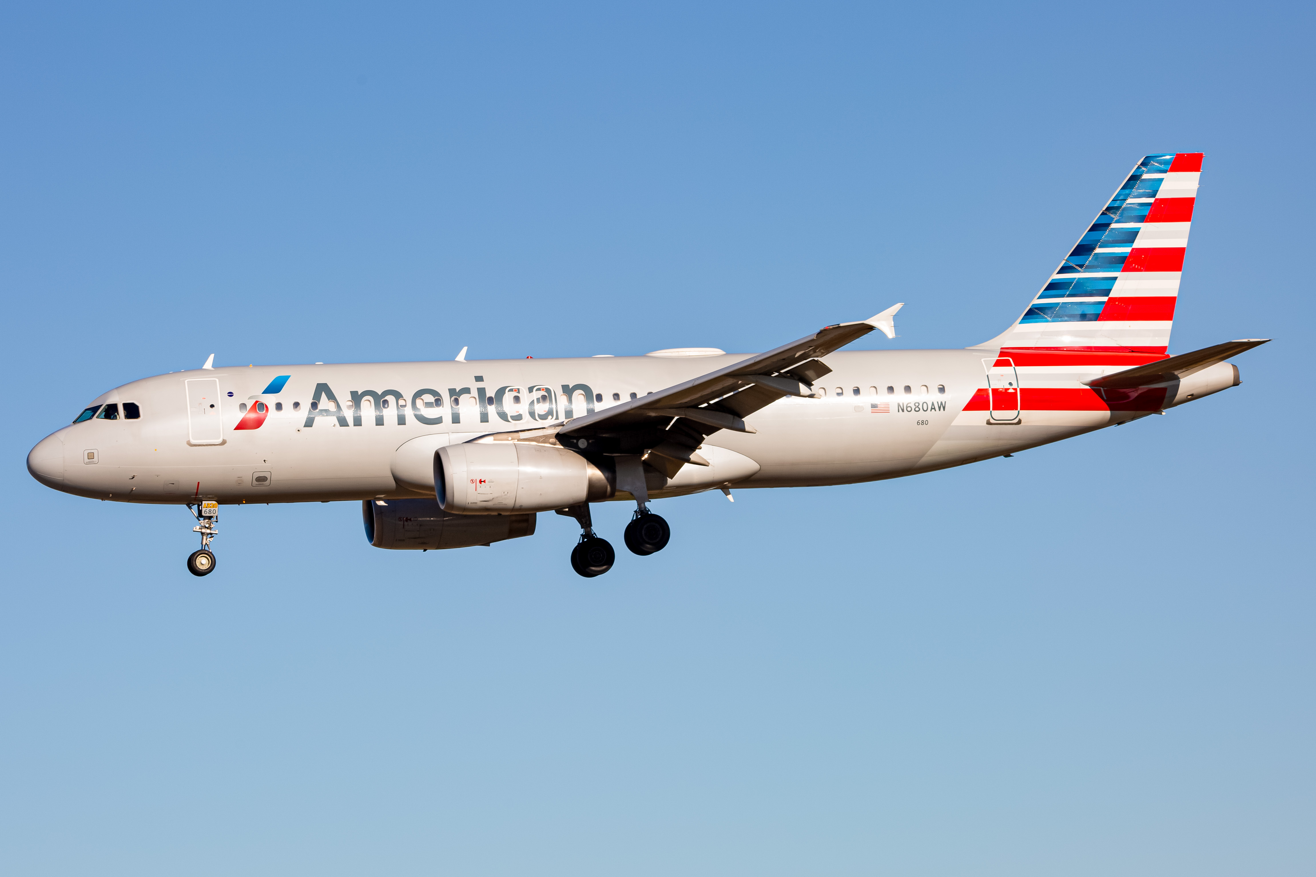 Full size: American Airlines Airbus A320 N680AW at Baltimore/Washington International Thurgood Marshall Airport