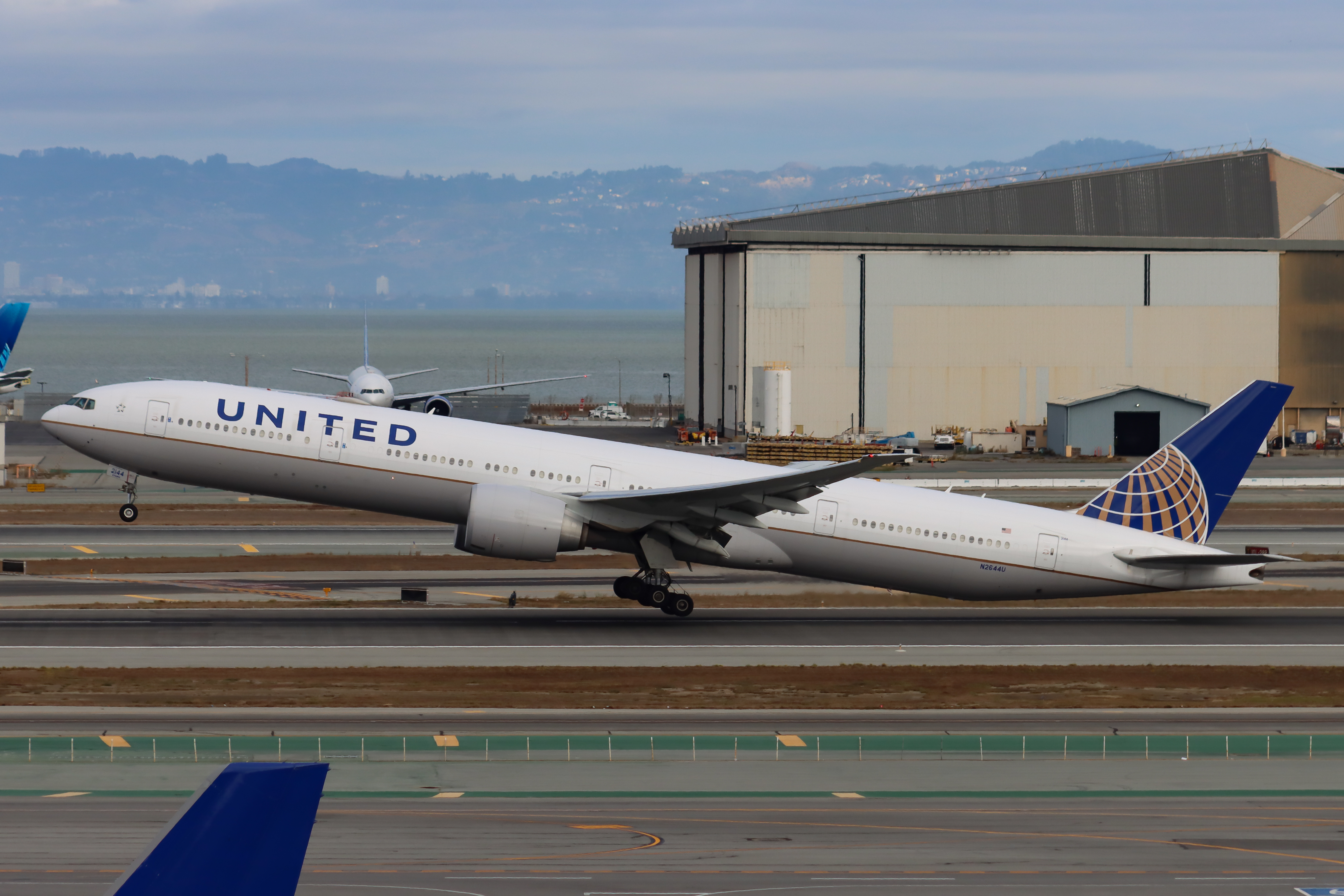 Full size: United Airlines Boeing 777-300ER N2644U at San Francisco International Airport