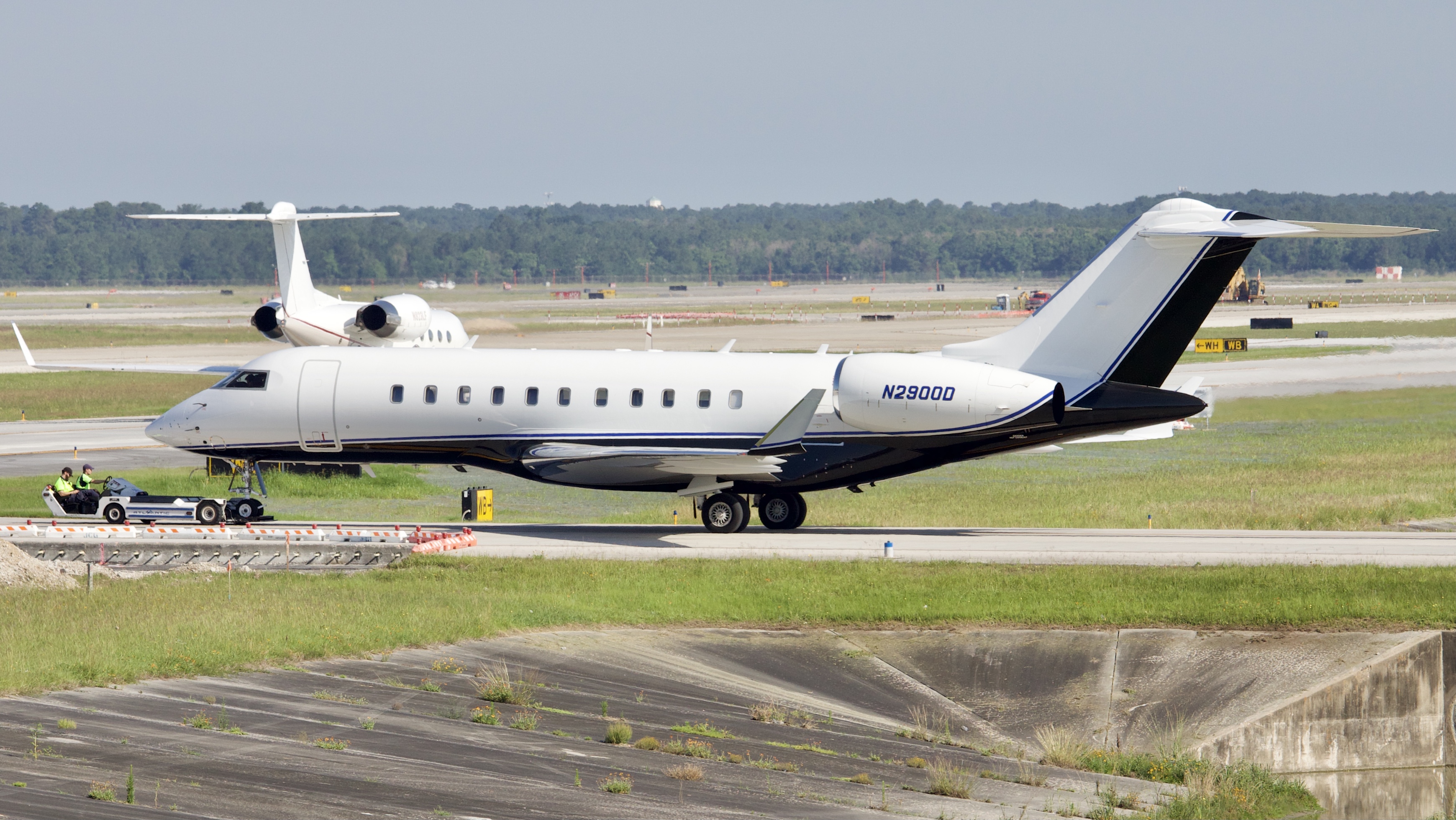 Full size: PRIVATE Bombardier Global 5000 N2900D at Houston-George Bush Intercontinental Airport