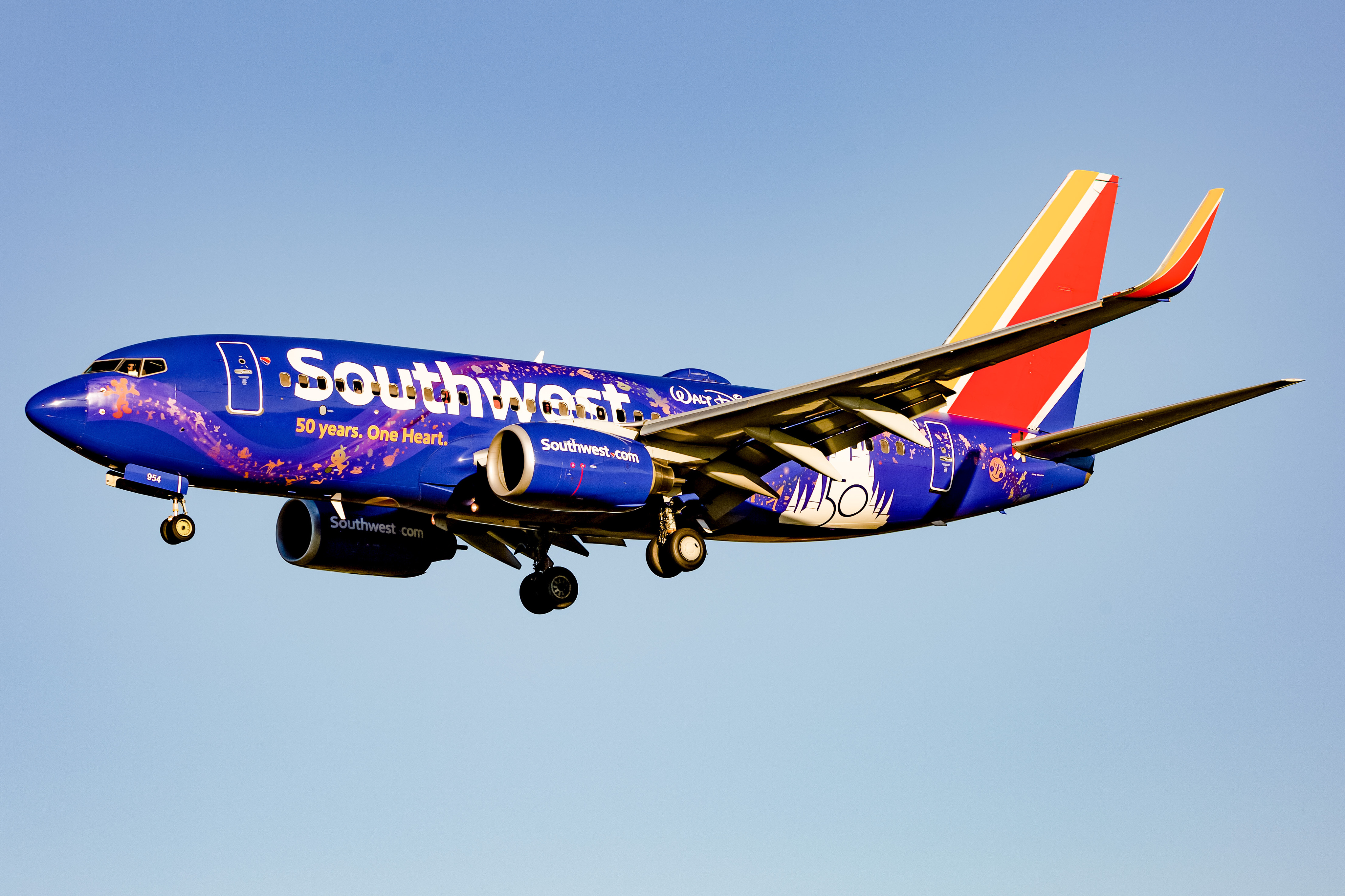 Full size: Southwest Airlines Boeing 737-700 N954WN at Baltimore/Washington International Thurgood Marshall Airport