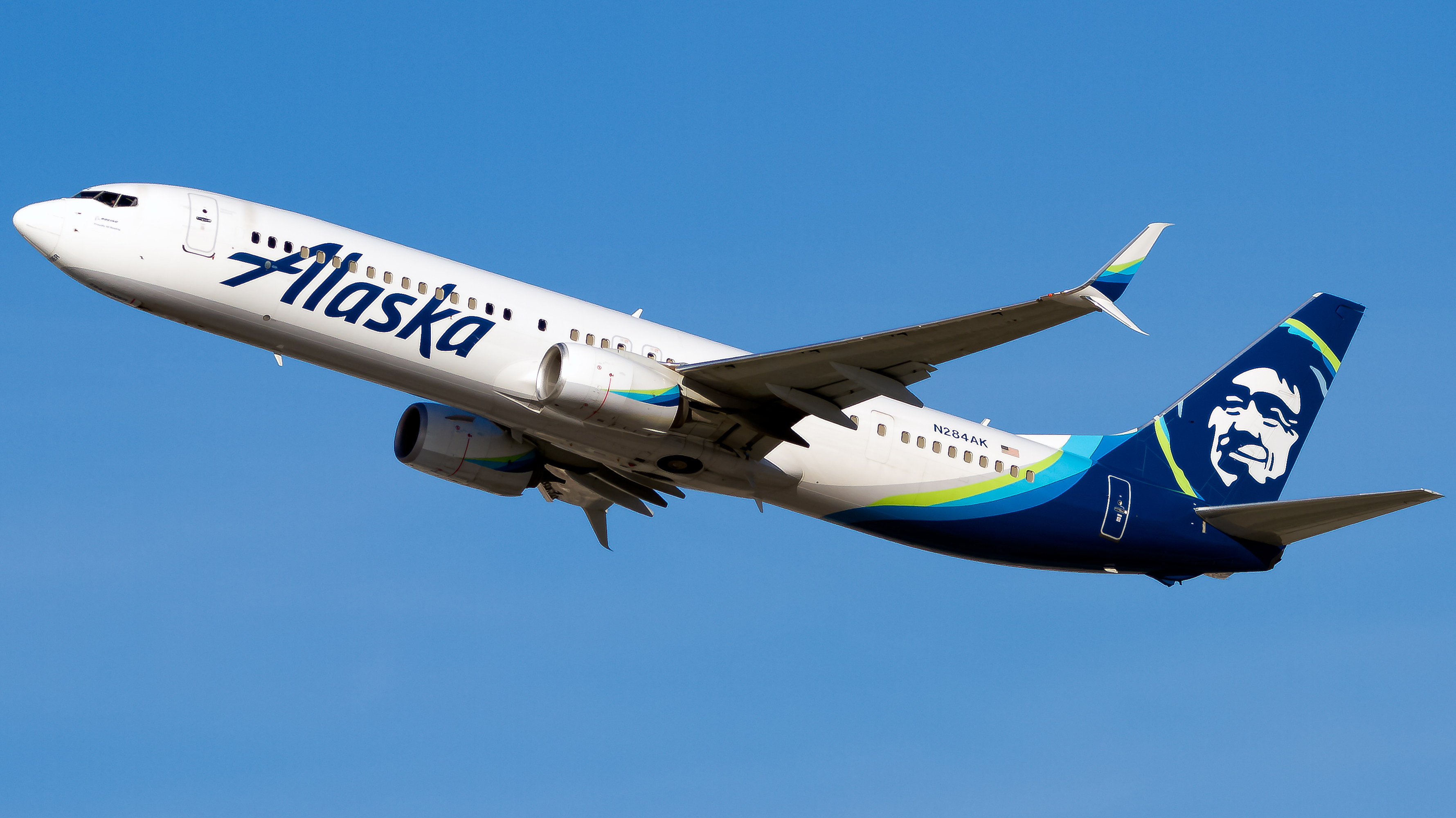 Full size: Alaska Airlines Boeing 737-900ER N284AK at Los Angeles International Airport