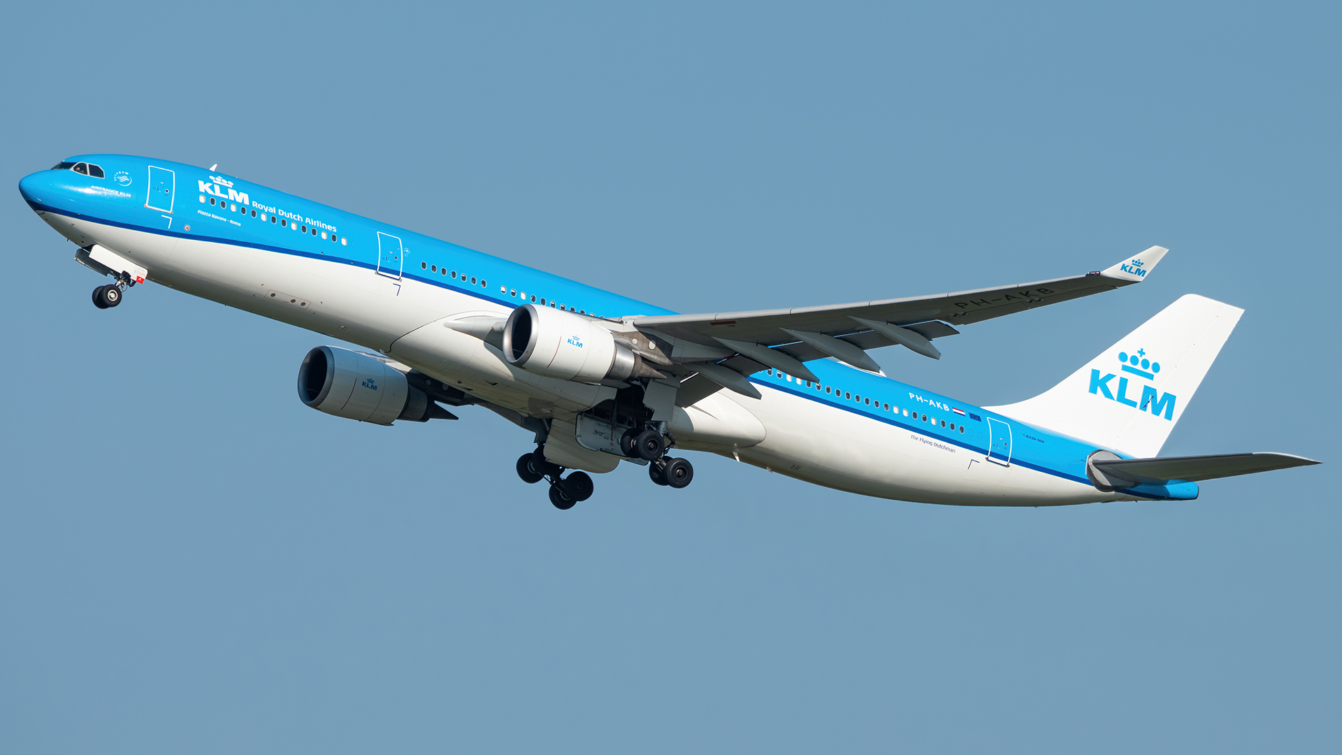 Full size: KLM Airbus A330-300 PH-AKB at Washington Dulles International Airport