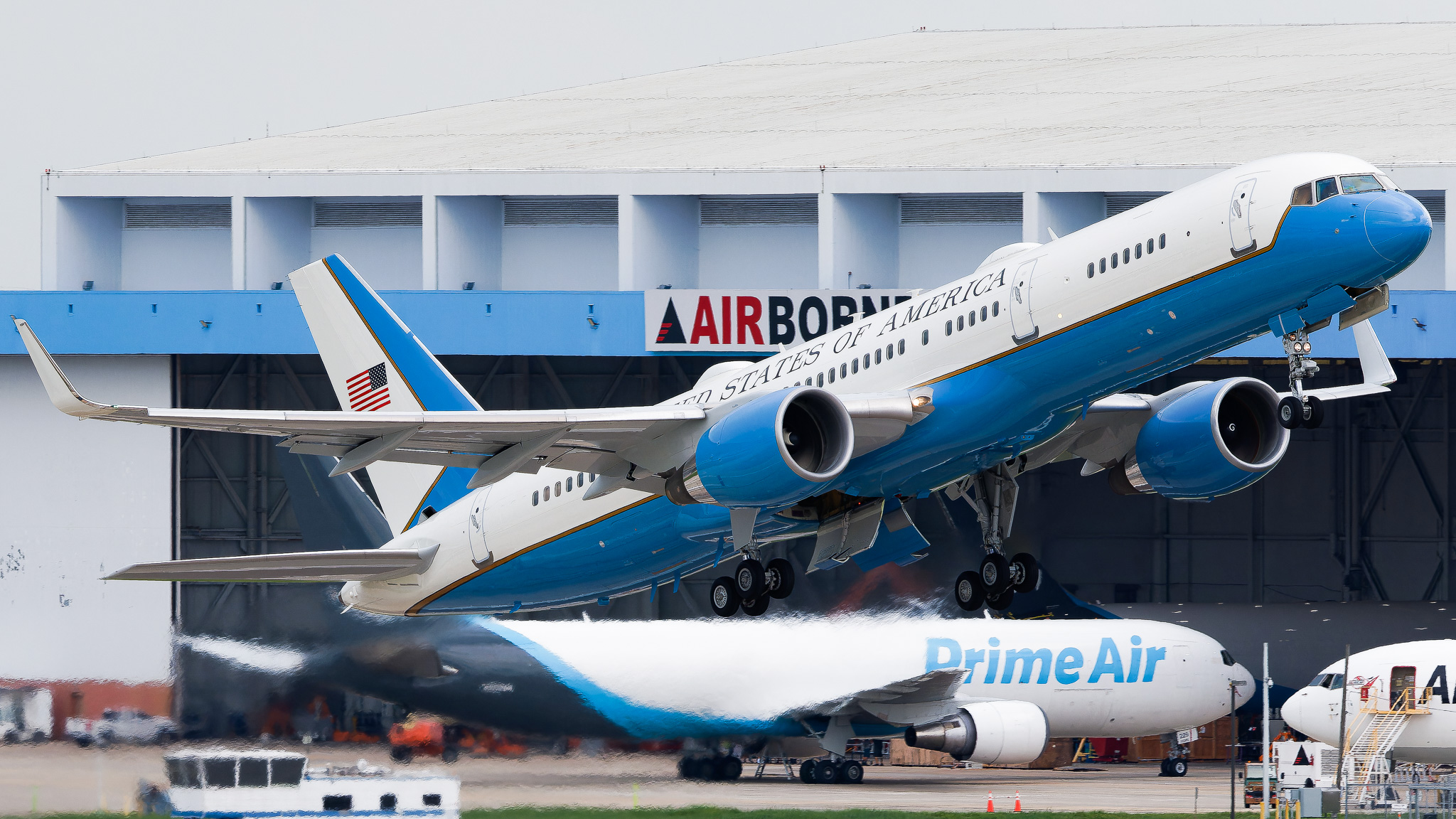 Full size: USAF - United States Air Force Boeing VC-32 99-0004 at Tampa International Airport