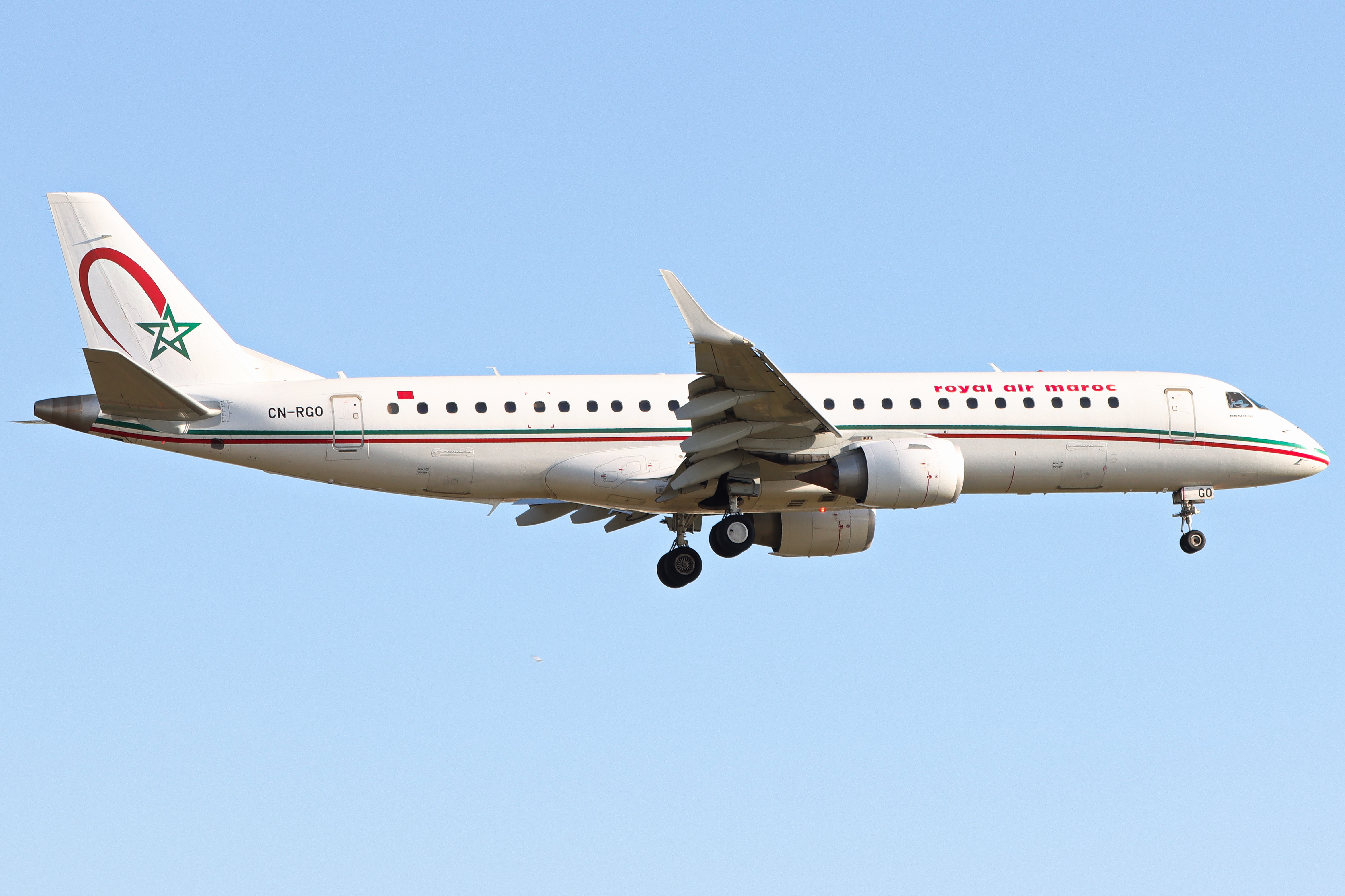 Full size: Royal Air Maroc  Embraer E190 CN-RGO at London Heathrow International Airport